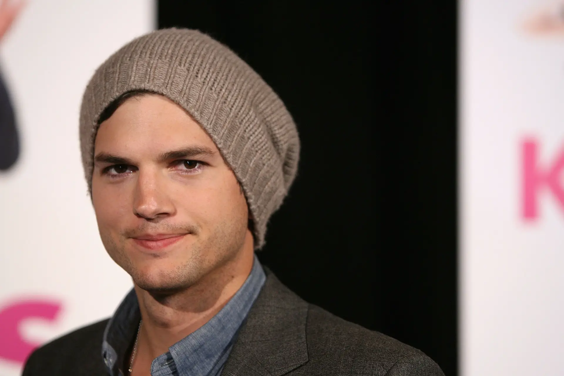 Ashton Kutcher pede desculpa a Harry Styles por situação ocorrida numa festa
