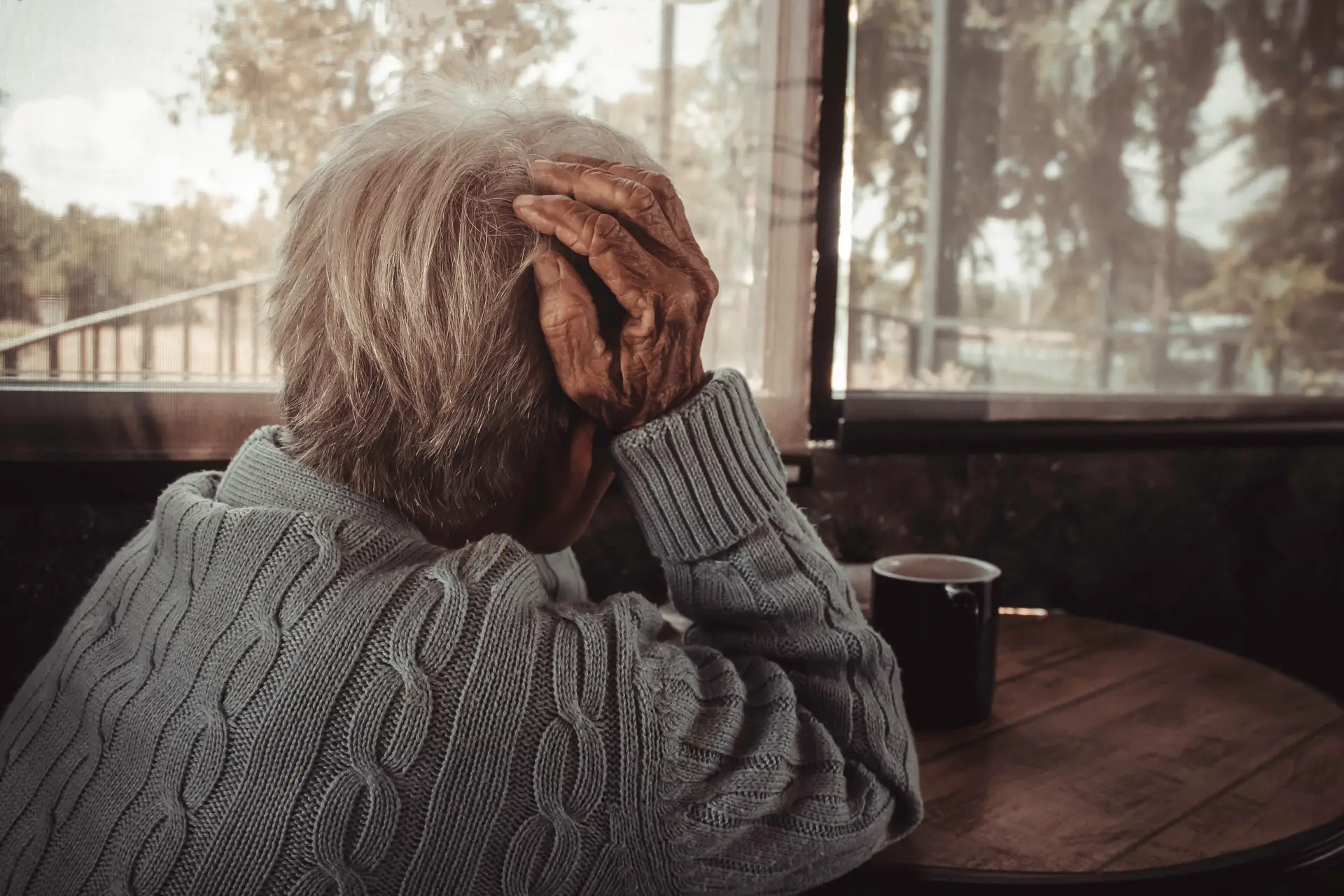 Mudar pensamentos e ter novas perspetivas: um estudo-piloto ajuda maiores de 60 anos a combater a depressão