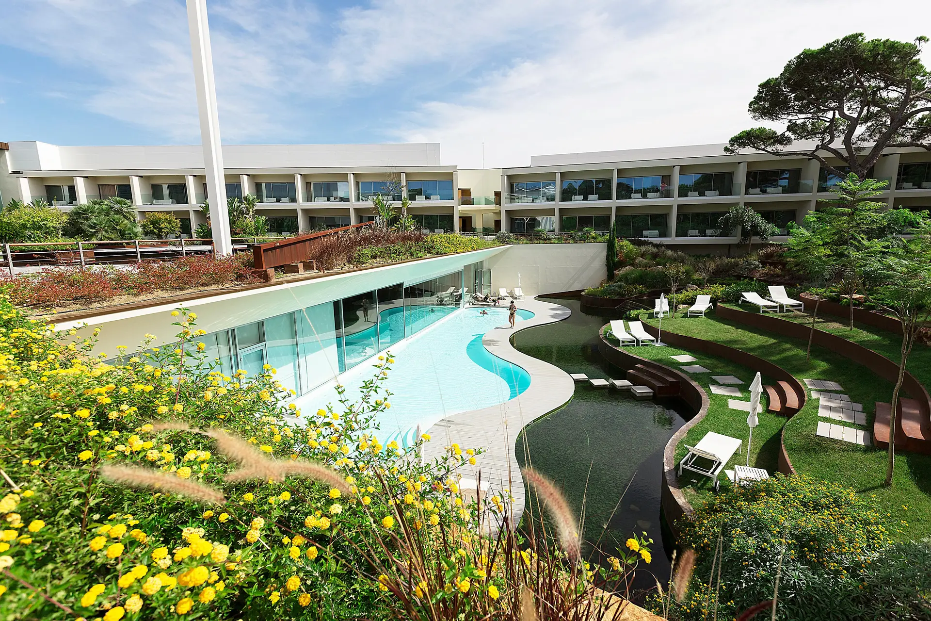 Com quatro piscinas e decoração minimalista, há um novo hotel na Quinta da Marinha