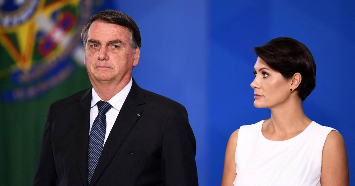 Bolsonaro diz que joias ilegais apreendidas no aeroporto eram mesmo para a sua mulher: “Ela poderia usar, não poderia desfazer-se daquilo”