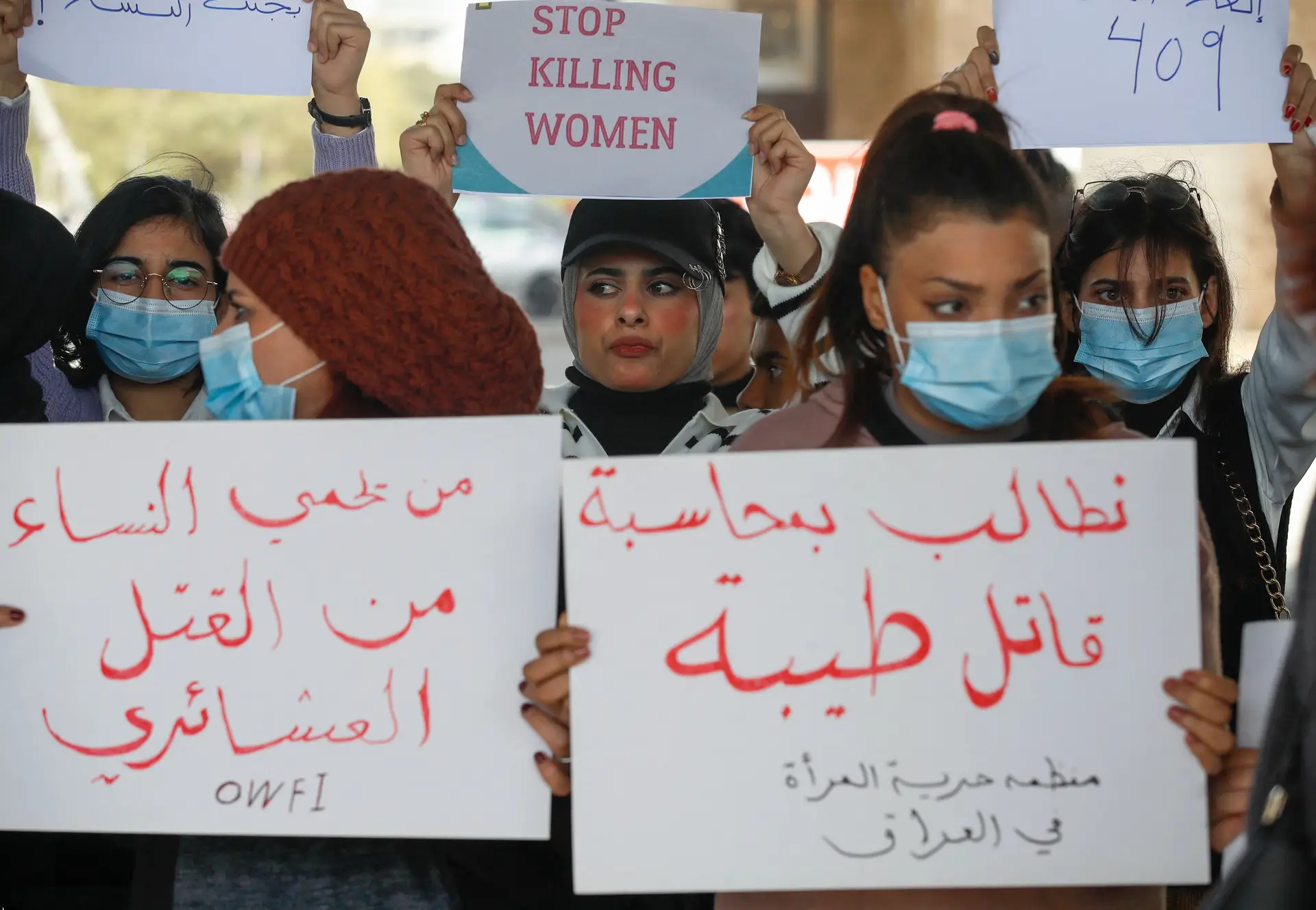 Manifestantes protestam no Iraque contra violência de género depois de morte de jovem