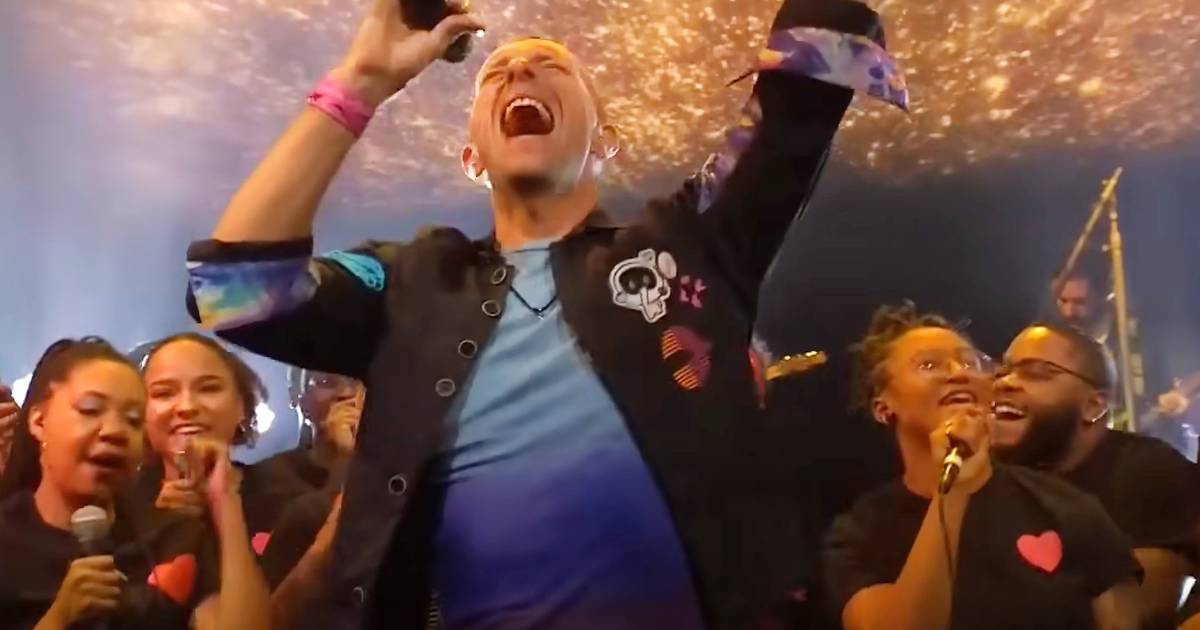 Coldplay fazem versão assombrosa de ‘Fix You’ com um coro gospel no “Saturday Night Live”