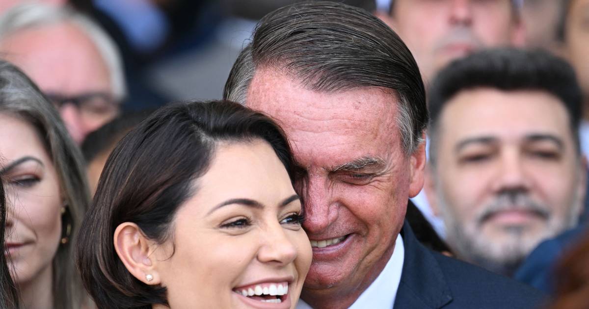 Michelle Bolsonaro admite possível candidatura presidencial após condenação do marido