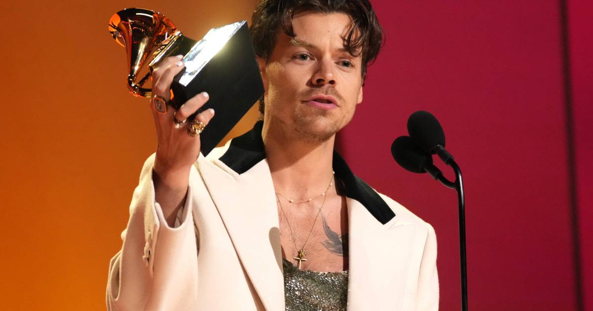Harry Styles aceita Grammy com discurso incrédulo: “Isto não acontece muitas vezes a pessoas como eu”