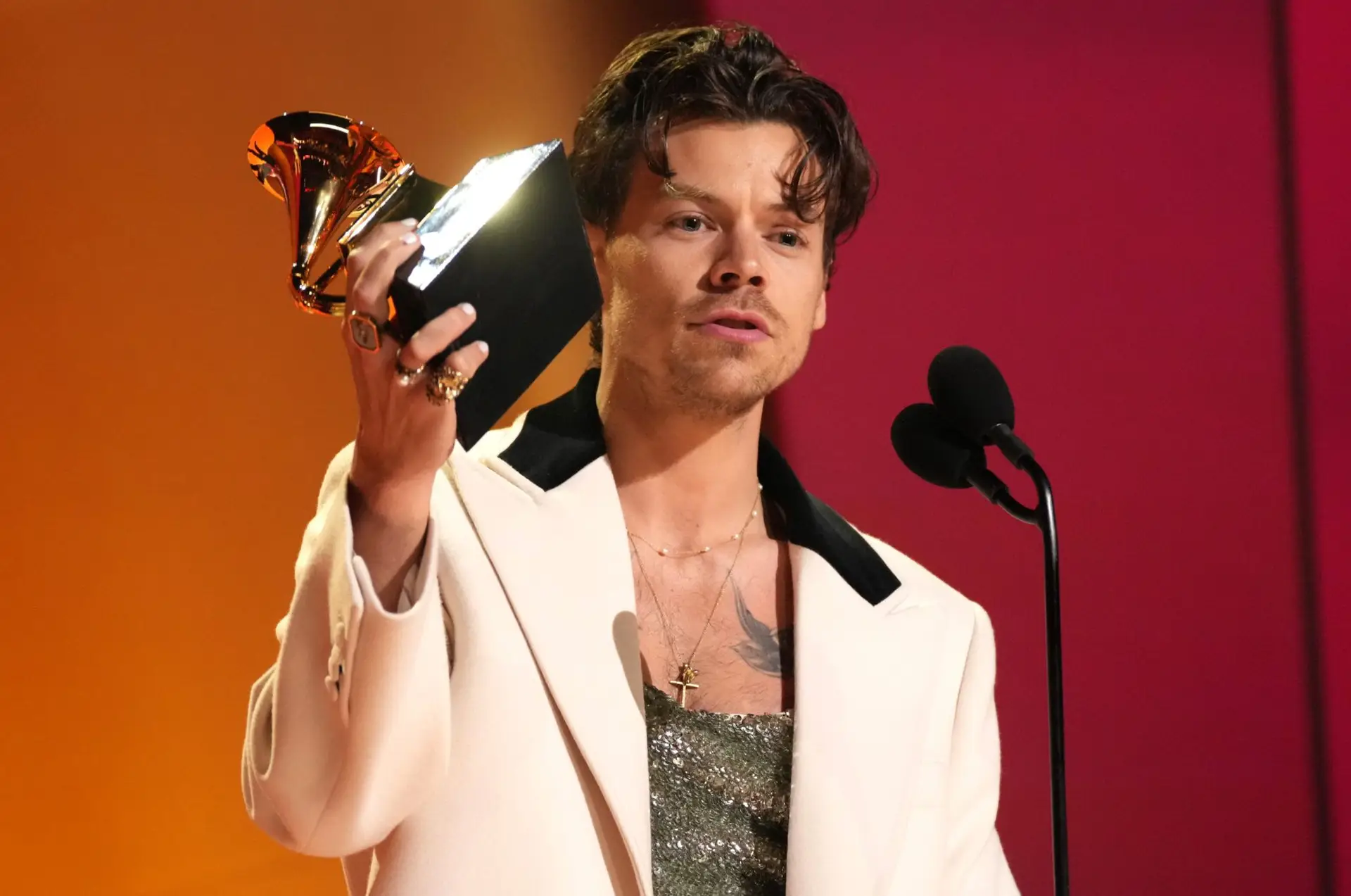Harry Styles aceita Grammy com discurso incrédulo “Isto não acontece