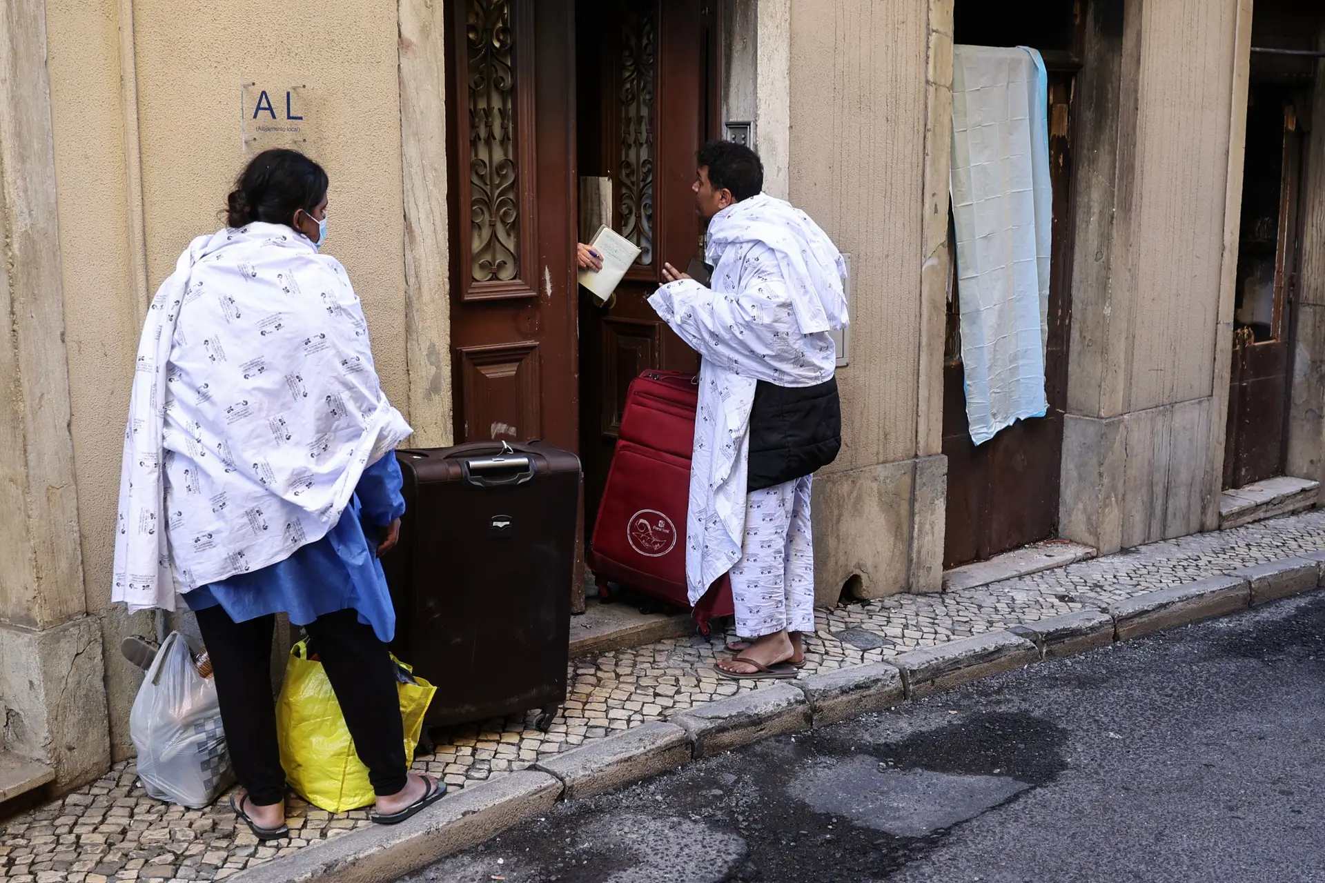 Mouraria: rés do chão que ardeu só tinha o registo de um cidadão estrangeiro; viviam lá 21 pessoas pelo menos