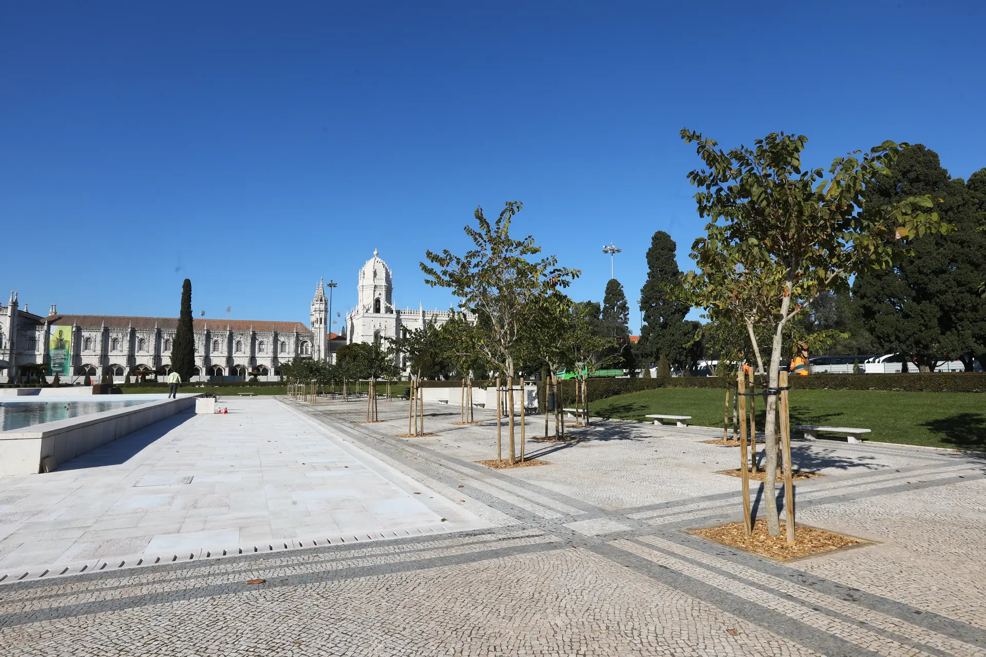 Com mais árvores, cadeiras à volta da fonte e brasões em calçada, o Jardim da Praça do Império, em Belém, vai reabrir