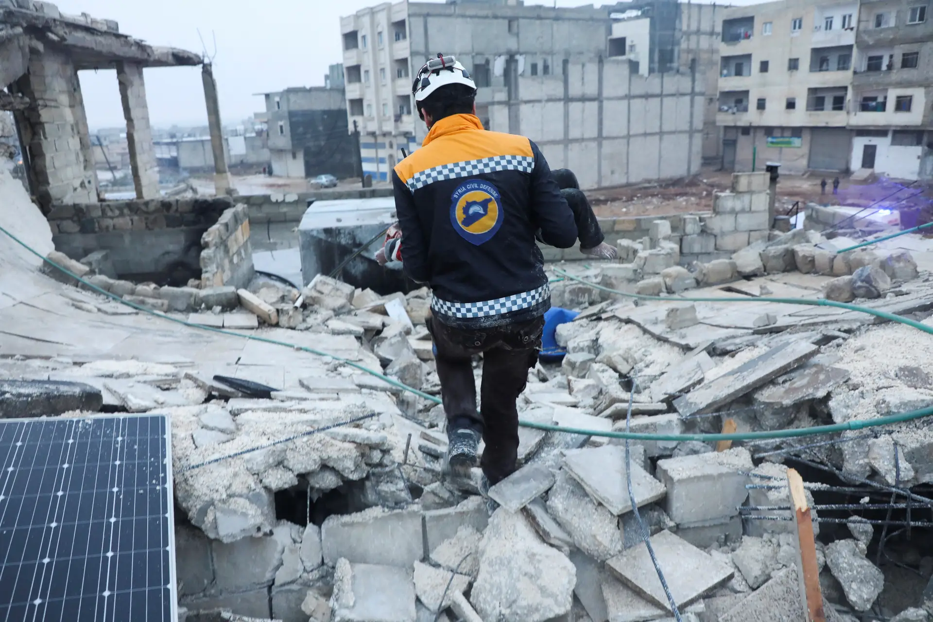 Resgate após o terramoto de 7,8 sentido esta madrugada na Turquia e na Síria