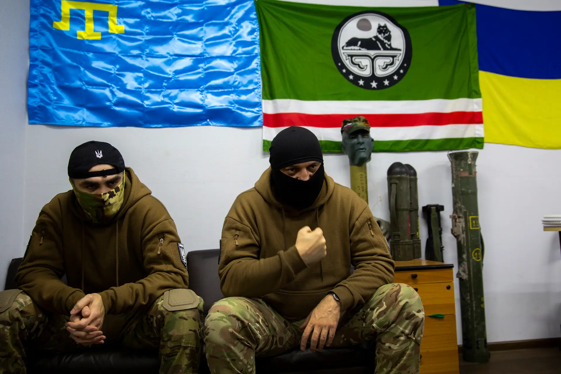 Maga (à esquerda) e Tor, nomes de guerra de dois chechenos que lutam pela Ucrânia mas também pela independência do seu próprio país