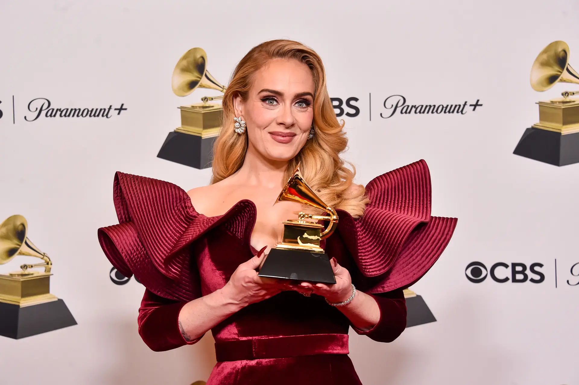 Adele recebeu (mais) um Grammy e agradeceu ao filho: “Aqui estou eu a