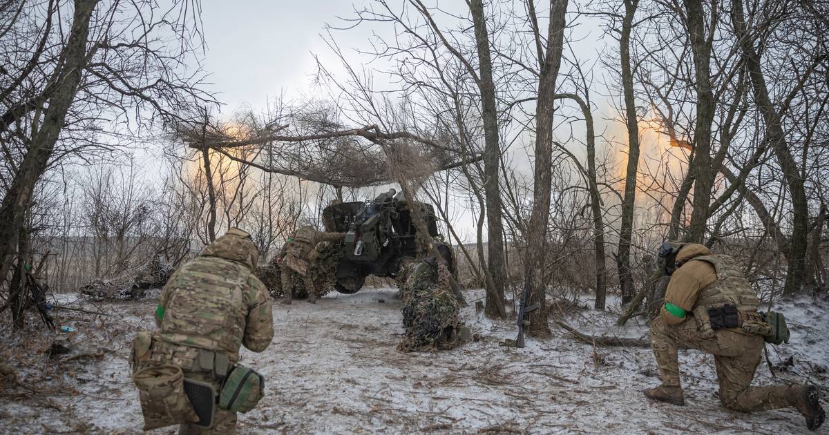 Rússia diz ter bloqueado o transporte de armas para as forças de Kiev, Ucrânia segura Bakhmut e alega ter reconquistado terreno em Donetsk