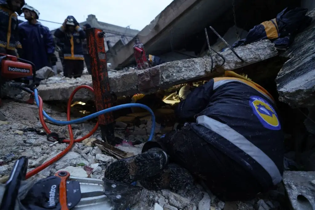 Salvamentos na Turquia sete dias depois do sismo vão contra as expectativas da Medicina: o que explica estes casos de resistência?