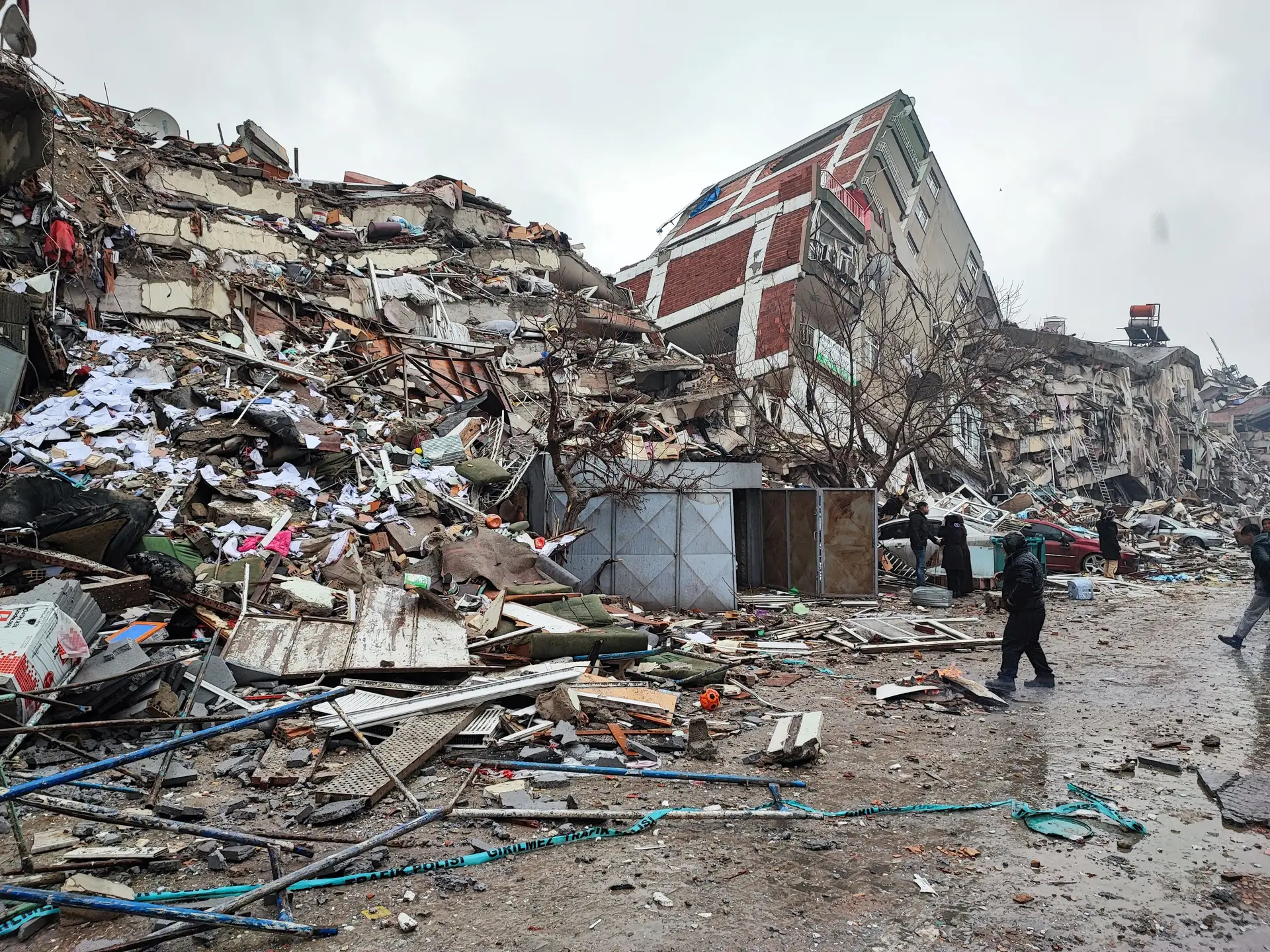 Sismo na Turquia: mulher morre um dia depois de ser resgatada, equipa portuguesa salva criança de dez anos