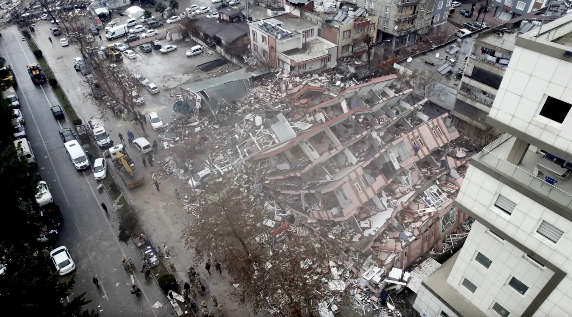 Vista aérea de um prédio destruído pelo sismo em Adiyaman  