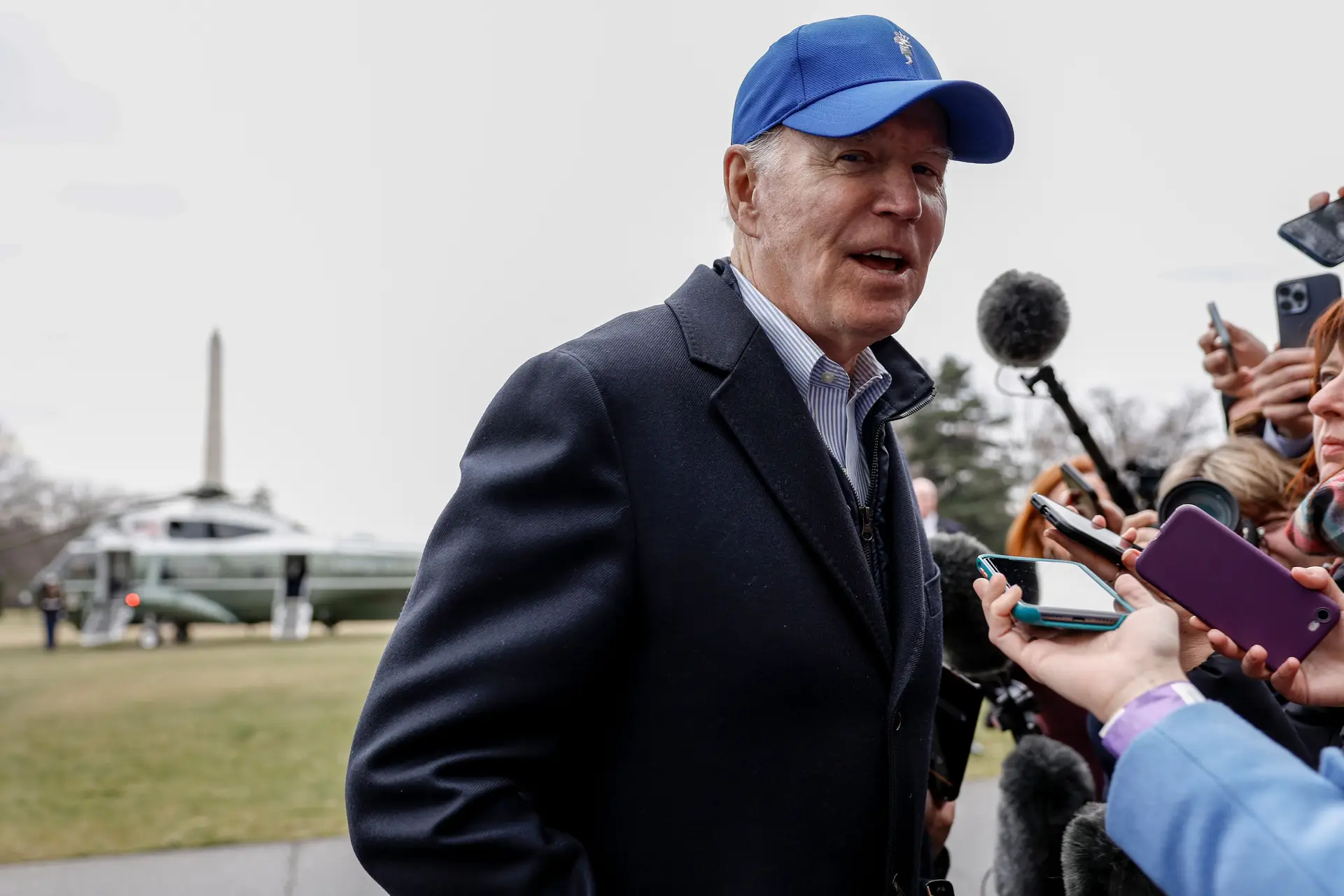 Joe Biden fala com jornalistas no relvado da Casa Branca, em Washington, a 6 de fevereiro de 2023