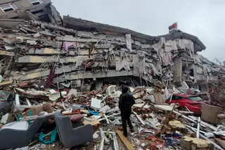 Número de vítimas do sismo ultrapassa as 8300, só na Turquia já foram resgatadas mais de 8000 pessoas, imagens de satélite documentam devastação