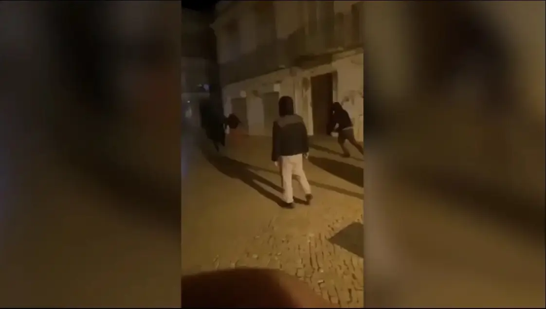 Frame do vídeo da agressão em Olhão