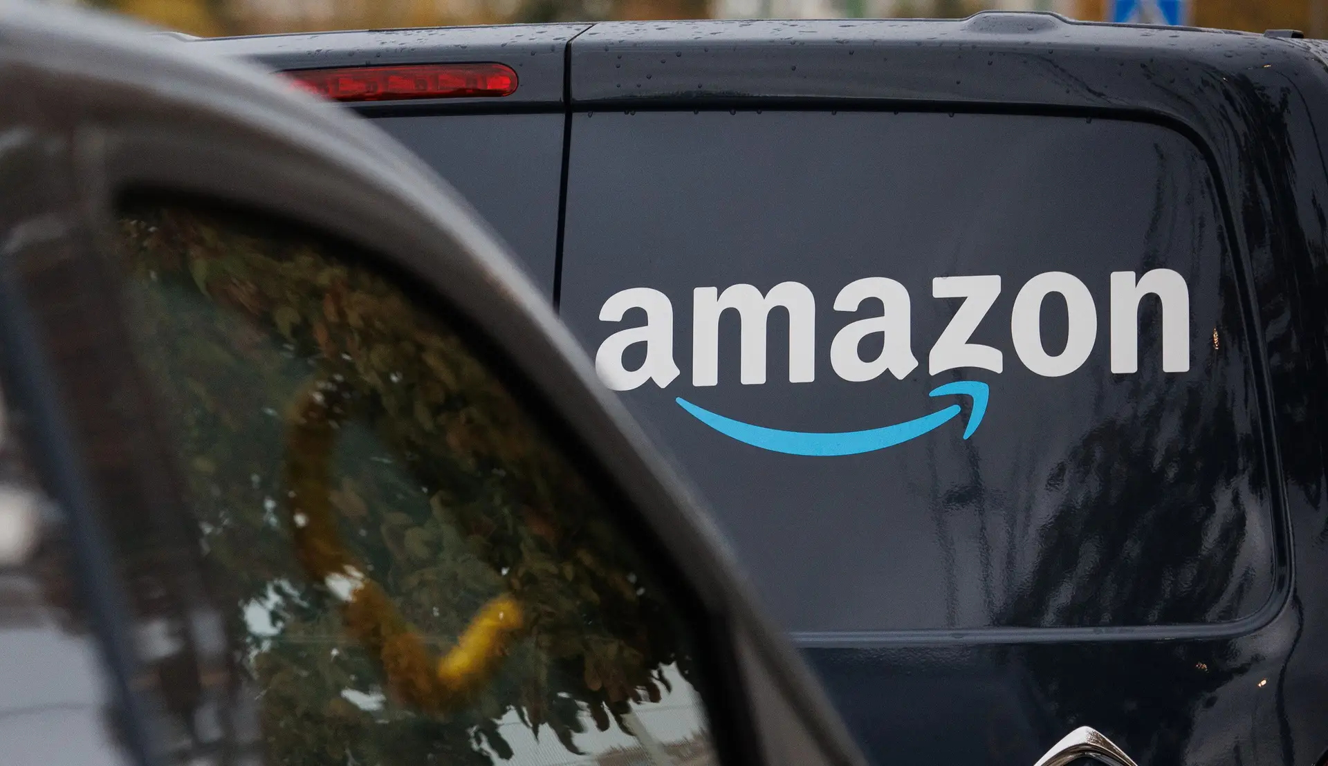 Três jovens condenados a um ano de prisão por burla à Amazon