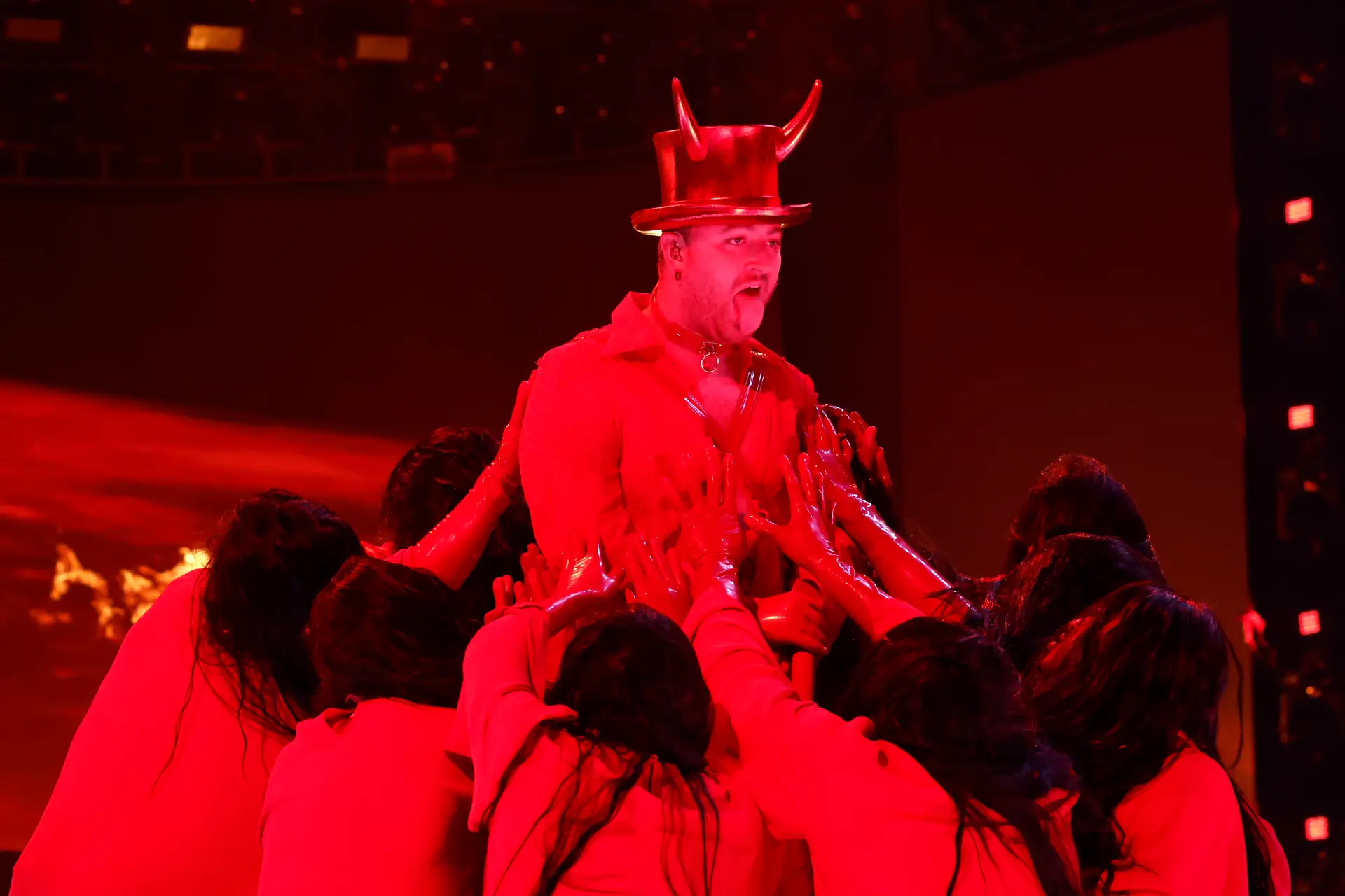 Atuação de Sam Smith nos Grammys comparada a ritual satânico: “Querem ensinar os nossos filhos a adorar Satanás”