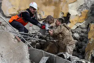 A luta pela vida no meio da devastação: as imagens dos resgates depois dos sismos no sul da Turquia e norte da Síria