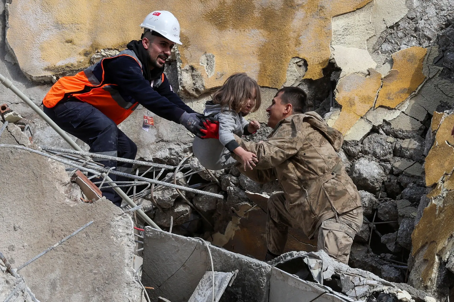 Sismo na Turquia: salvamentos ‘milagrosos’ incluem bebé de dois meses