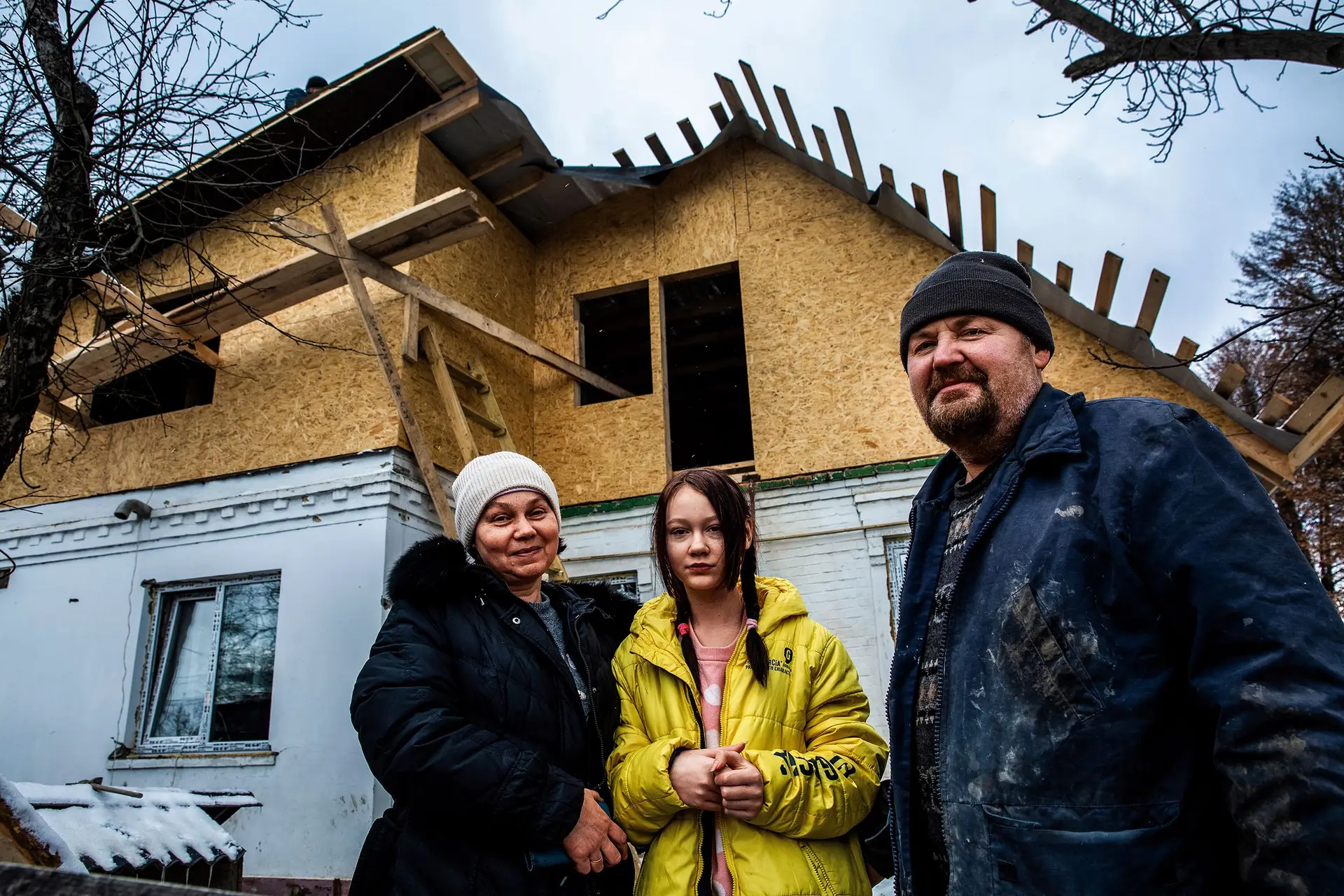 A família Kashperskyi na sua casa parcialmente reconstruída, em Bucha, onde é difícil viver sem lembrar os horrores da ocupação