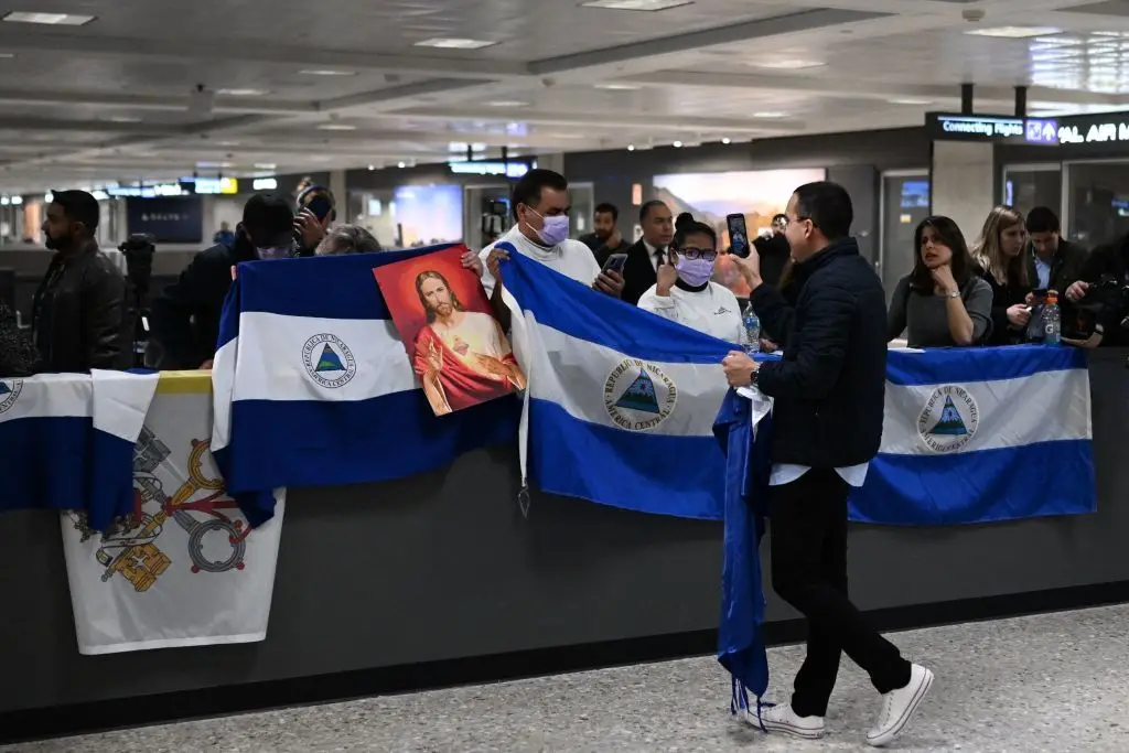 Nicaraguenses a viver nos Estados Unidos aguardam pela chegada dos opositores libertados, no aeroporto de Dulles, em Washington DC