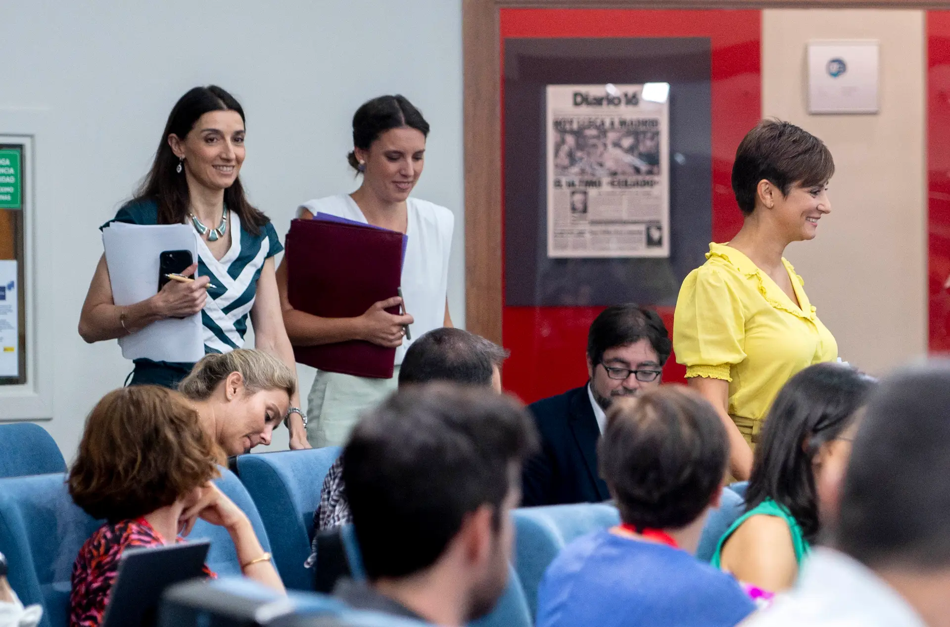 As ministras da Justiça, Pilar Llop, e da Iguladade, Irene Montero (primeira e segunda a contar da esquerda na imagem, respetivamente), estão no centro do conflito interno que mina o Governo de Pedro Sánchez 