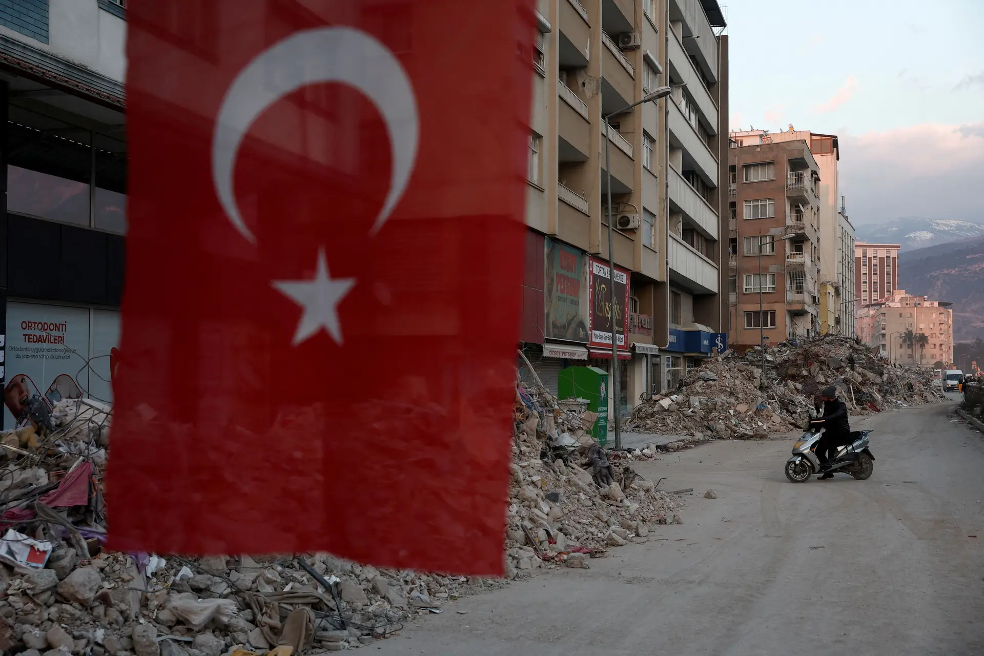 Sismo: número de mortos sobe para mais de 28.000 na Turquia e Síria