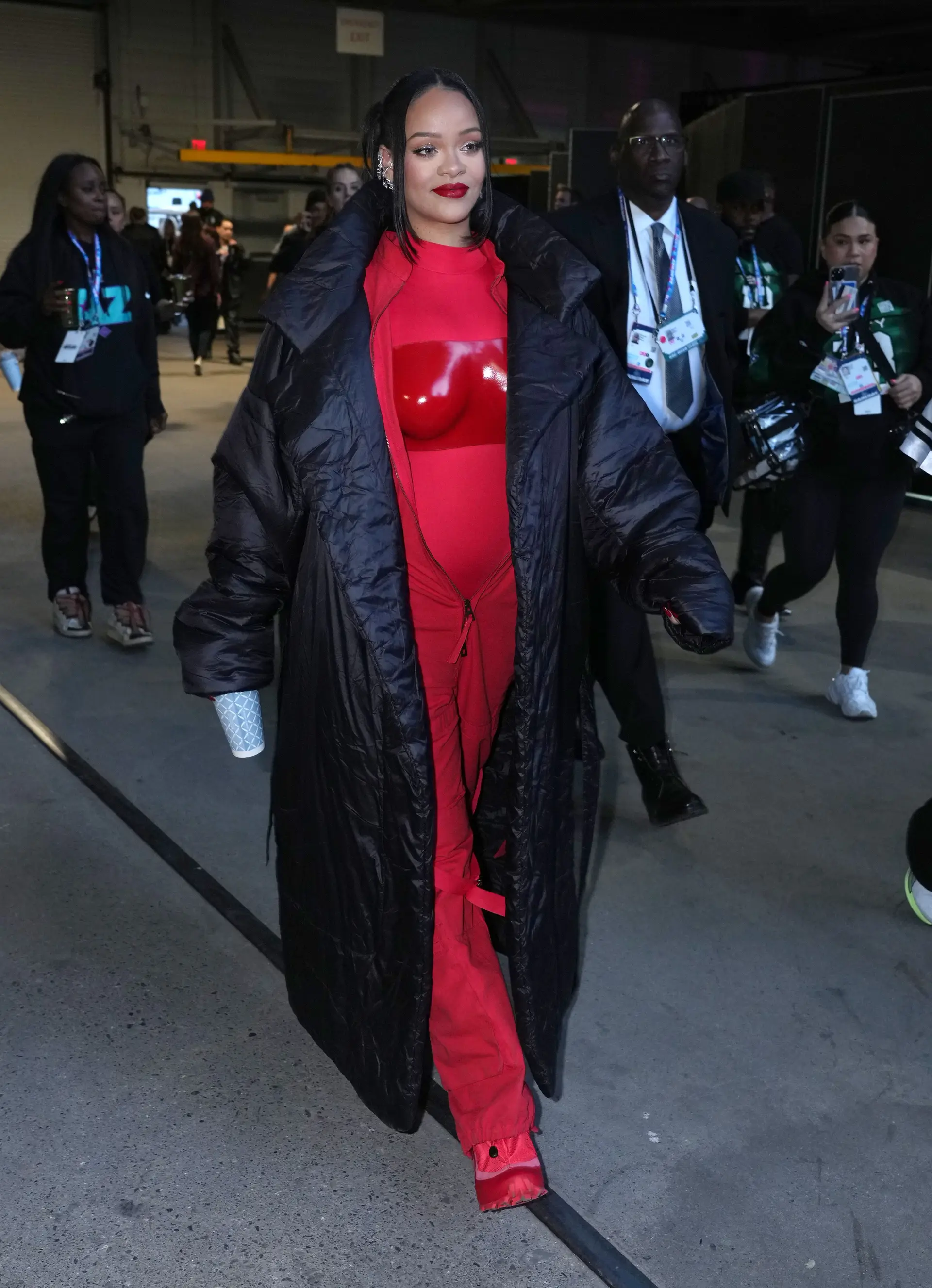 As fotos da mamã Rihanna na Super Bowl: começou nas alturas, terminou com fogo-de-artifício
