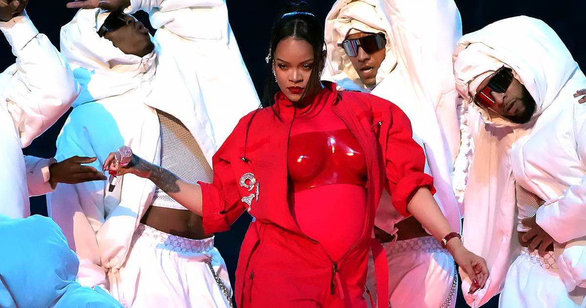 As fotos da mamã Rihanna na Super Bowl: começou nas alturas, terminou com fogo-de-artifício