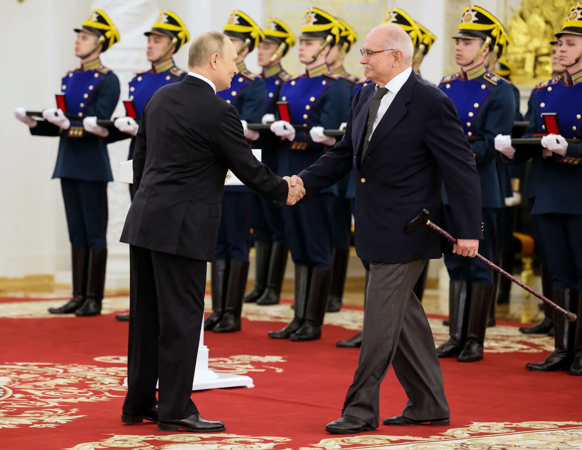 O cineasta Nikita Mikhalkov, celebrado pelo mundo nos anos 90, é hoje um dos mais fiéis propagandistas de Vladimir Putin  