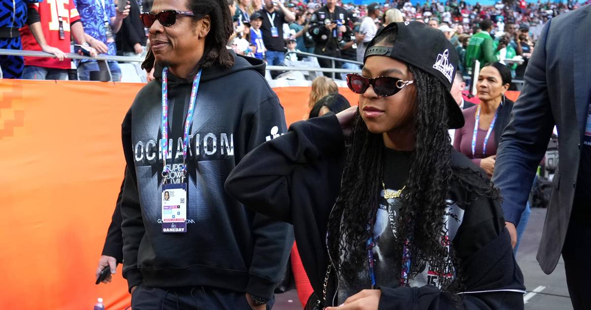 Jay-Z levou a filha, Blue Ivy, à Super Bowl: veja os vídeos