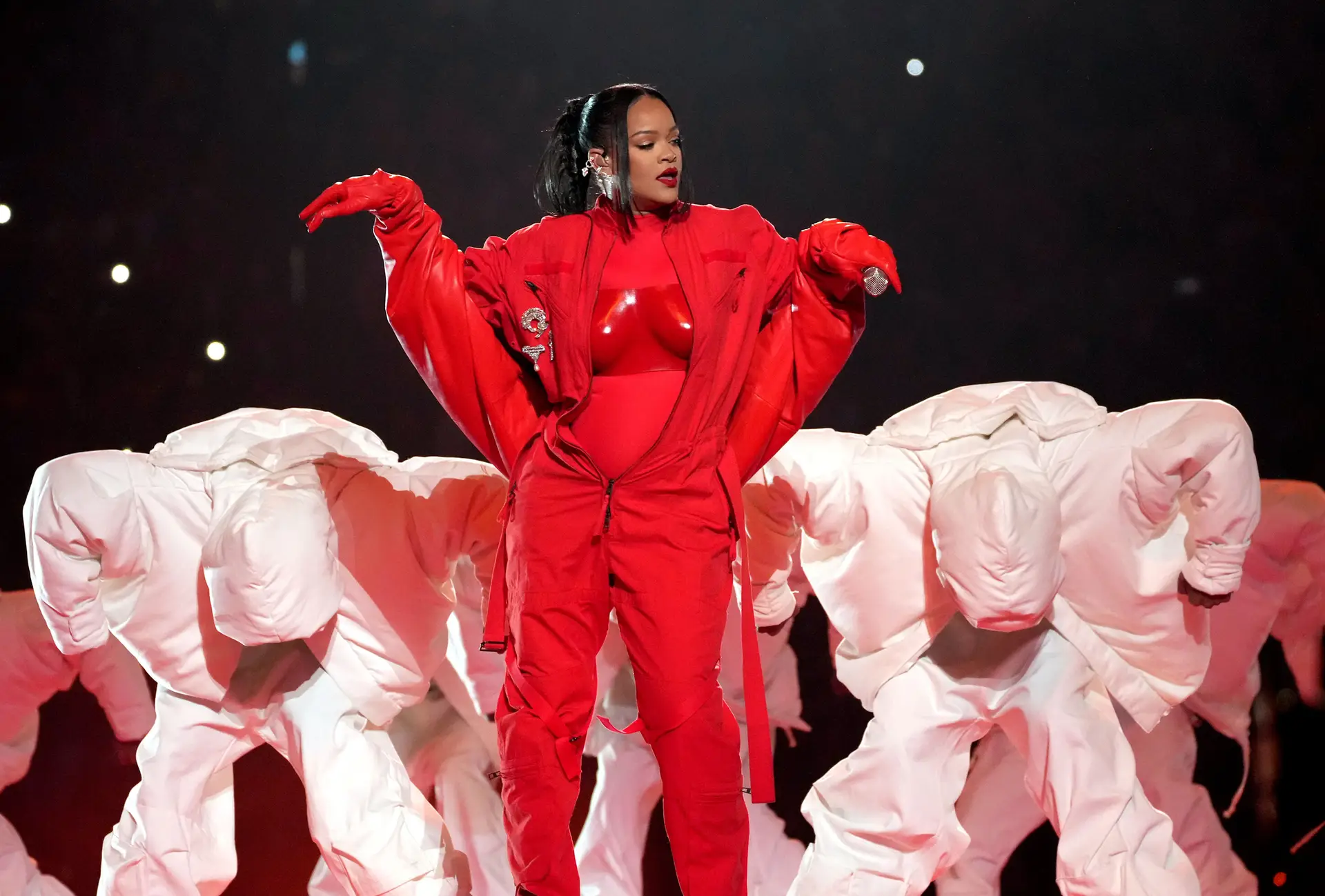 Novamente grávida, Rihanna levou os seus maiores êxitos à Super Bowl