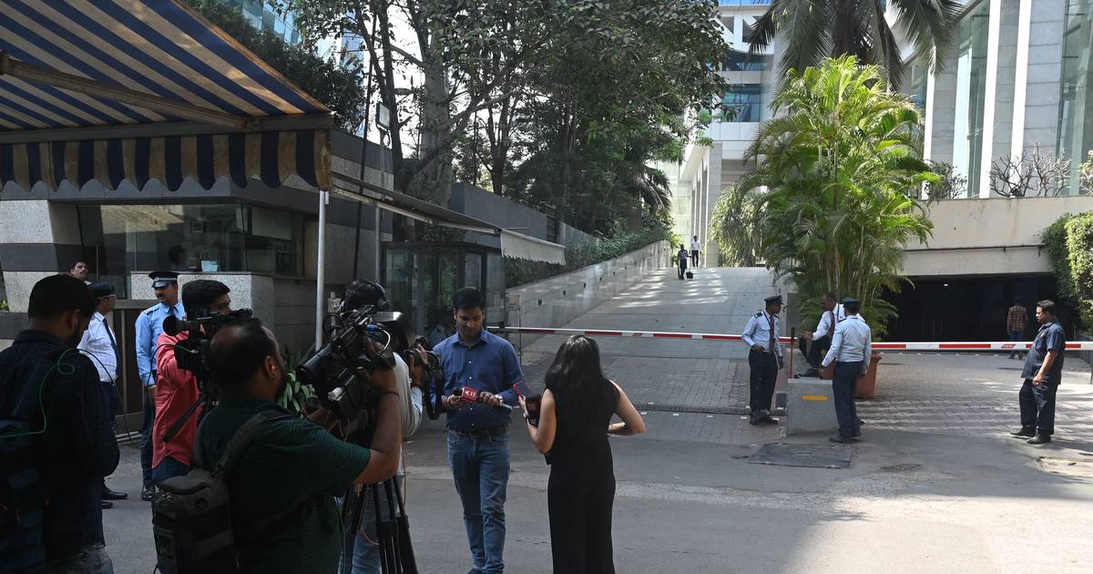 Autoridades fiscais indianas fazem buscas na delegação da BBC em Nova Deli