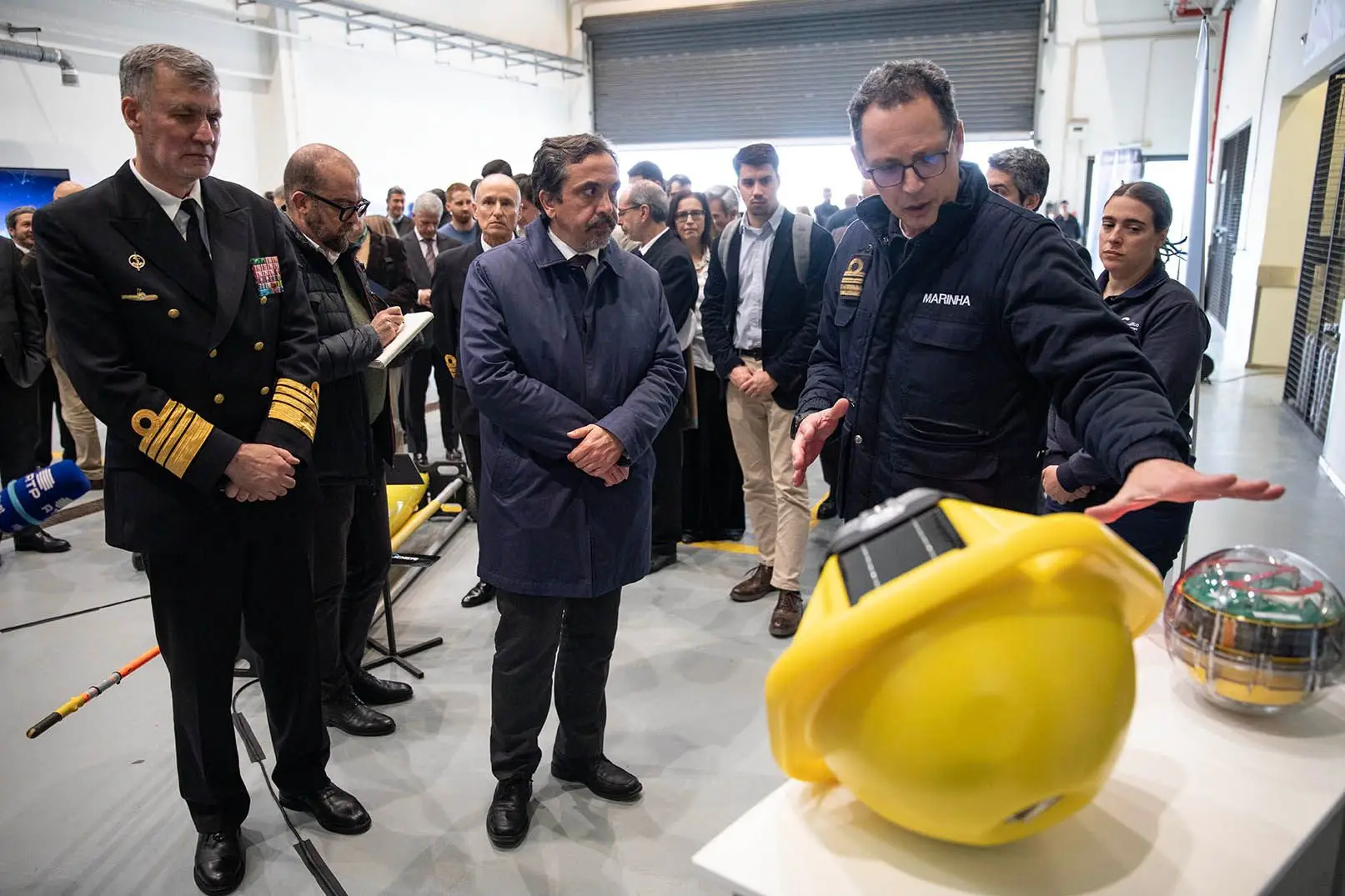 Marco Capitão Ferreira (ao centro) na apresentação do projeto de navio porta-drones