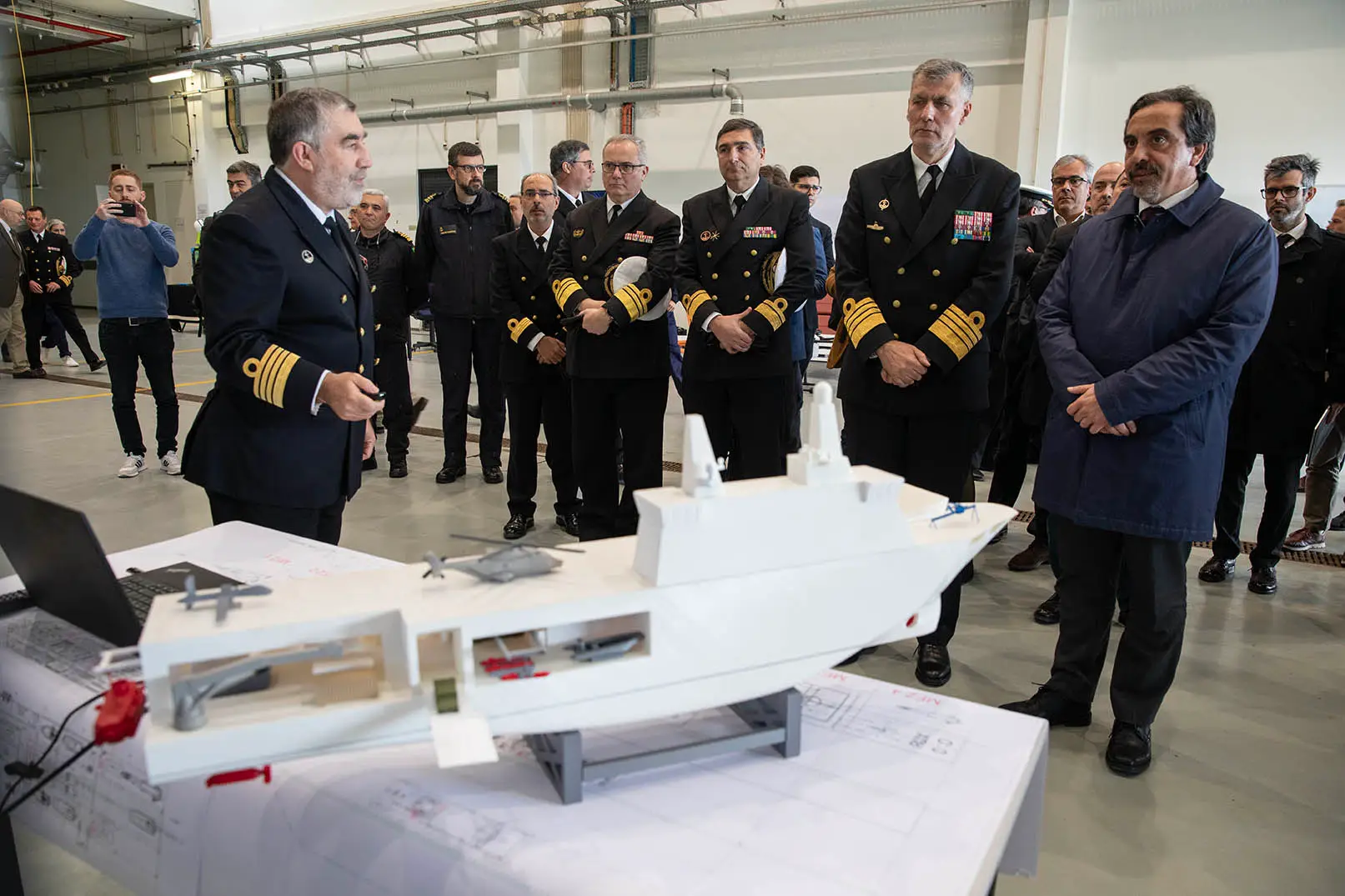 Marinheiros de carbono vs. marinheiros de silício: porta-drones de Gouveia e Melo pode derrapar €34 milhões