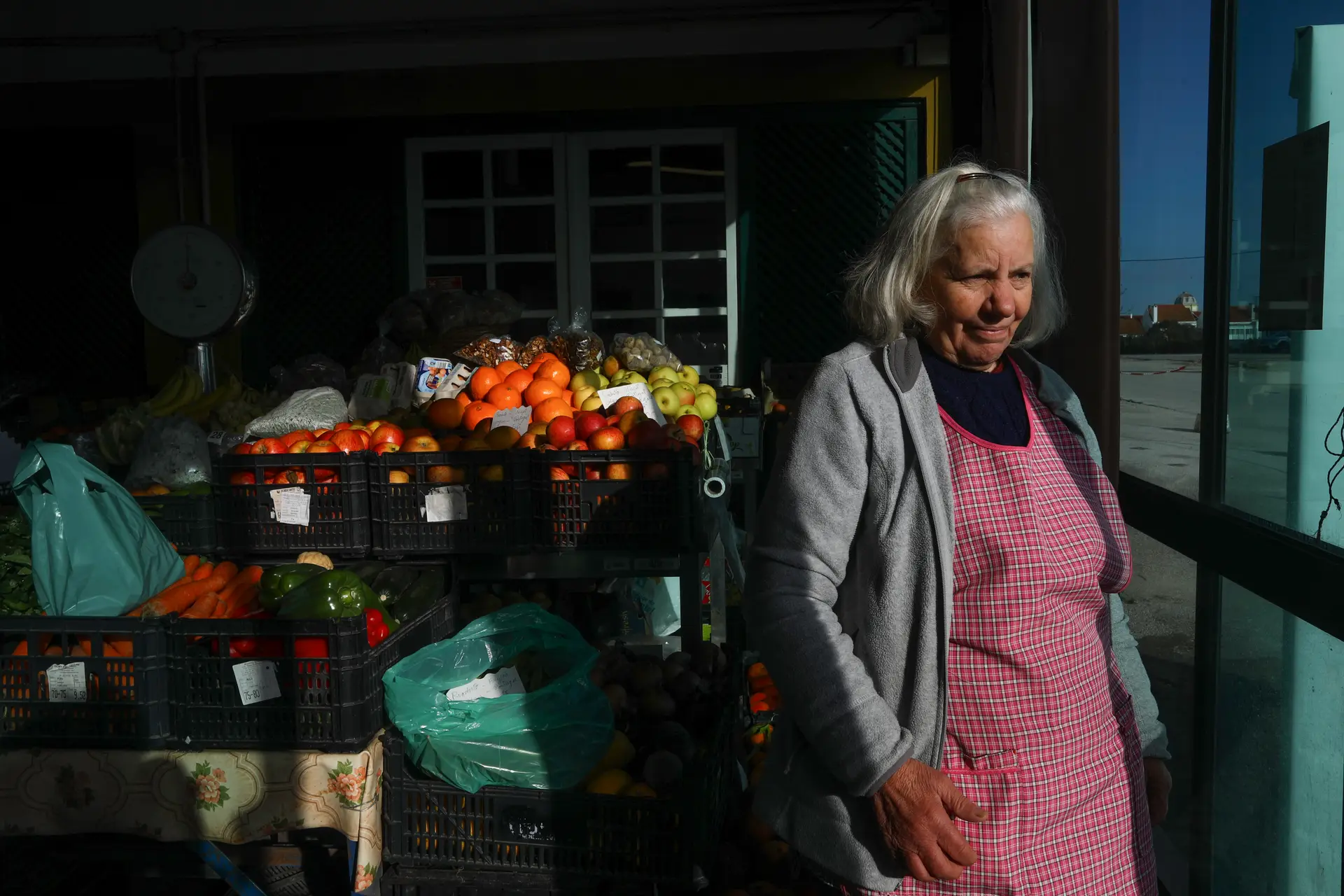 Maria de Fátima tem 73 anos, vende no mercado de Santarém há 30 os produtos da sua horta