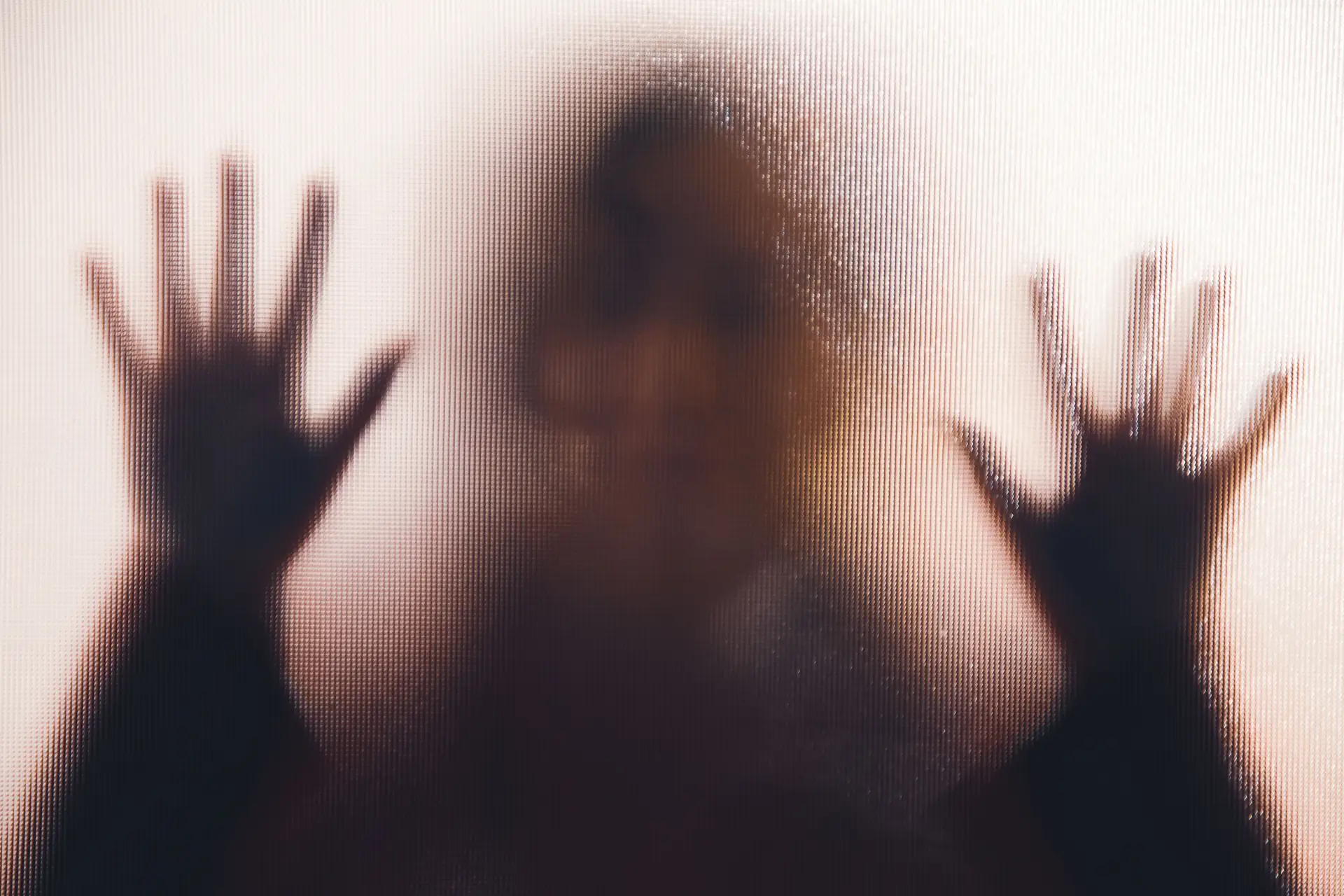 15% dos jovens já foram vítimas de violência sexual durante o namoro, mais de 30% acham legítimo que isso aconteça
