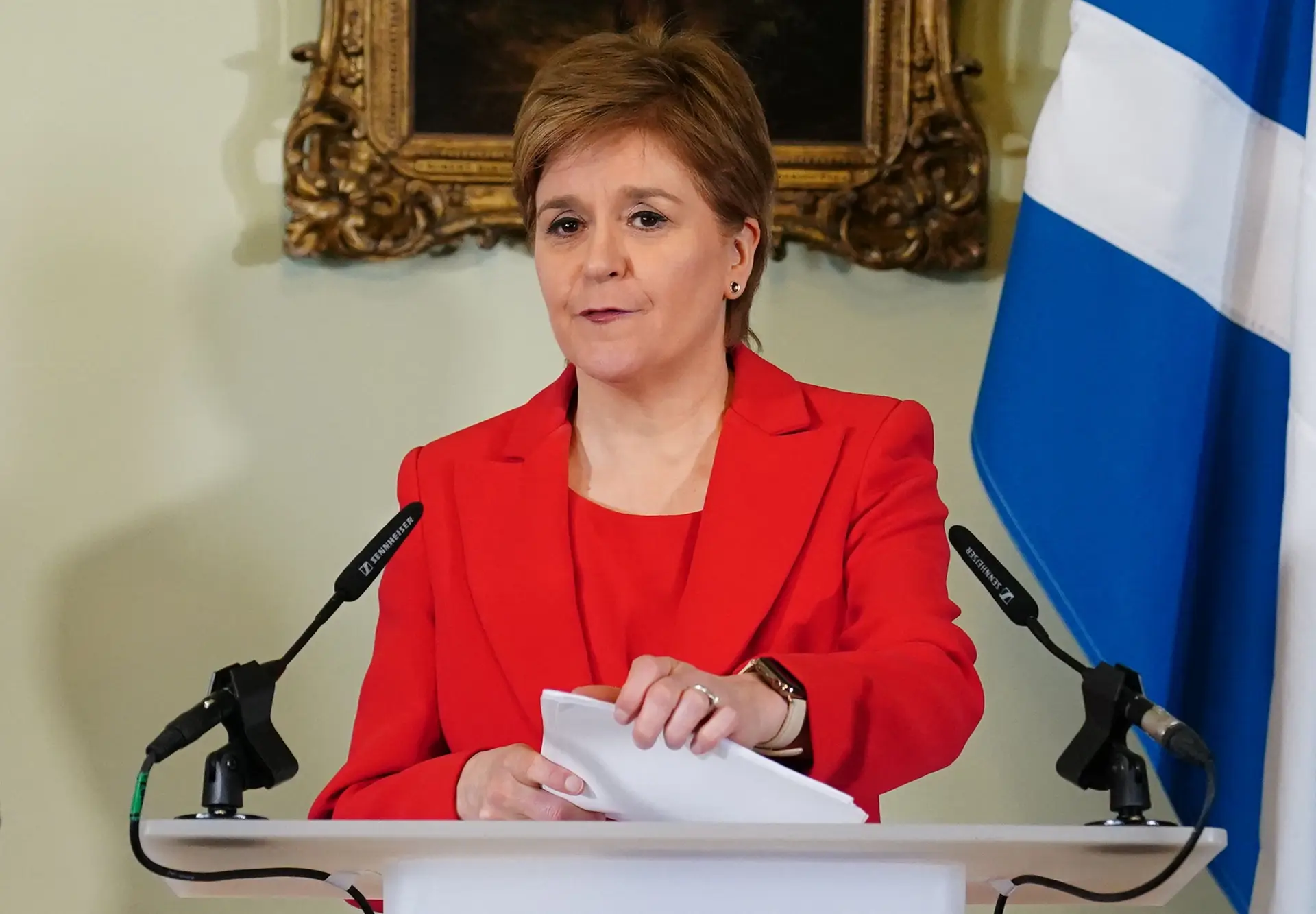 A primeira-ministra da Escócia, Nicola Sturgeon, anunciando a demissão do cargo e de chefe do Partido Nacional Escocês (SNP) 
