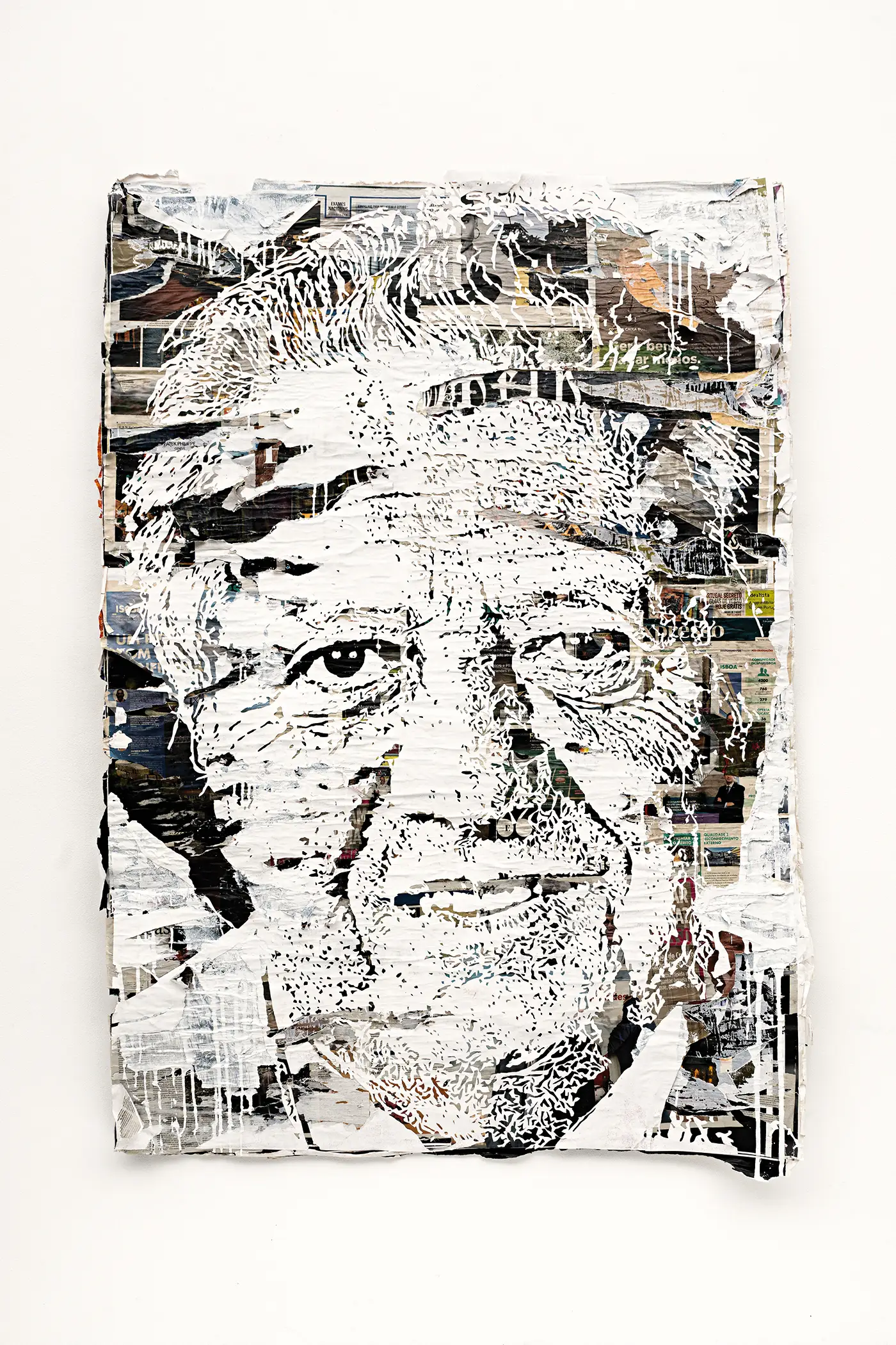 Primeira de cinco imagens de obras de arte criadas pelo artista Vhils a partir de edições em papel do Expresso (1,20x1,80 m)
