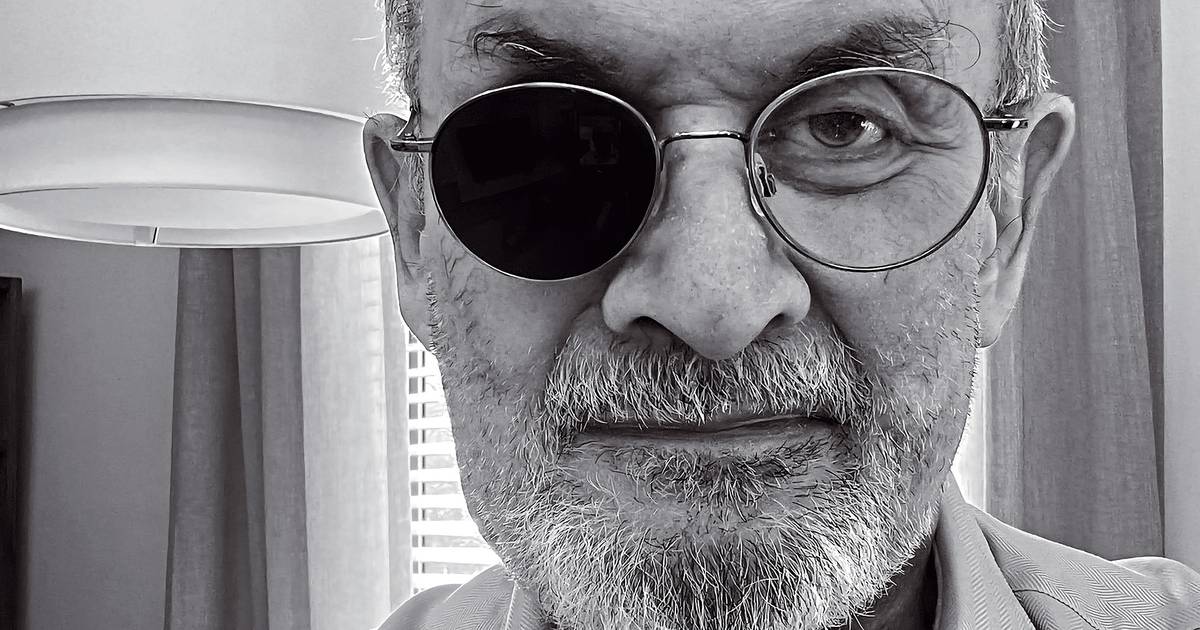 Salman Rushdie escreve sobre o ataque que sofreu. O livro chama-se “Knife”