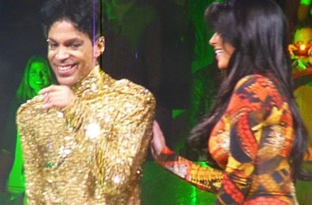 Recordar é viver: quando Prince escorraçou Kim Kardashian do palco durante um concerto