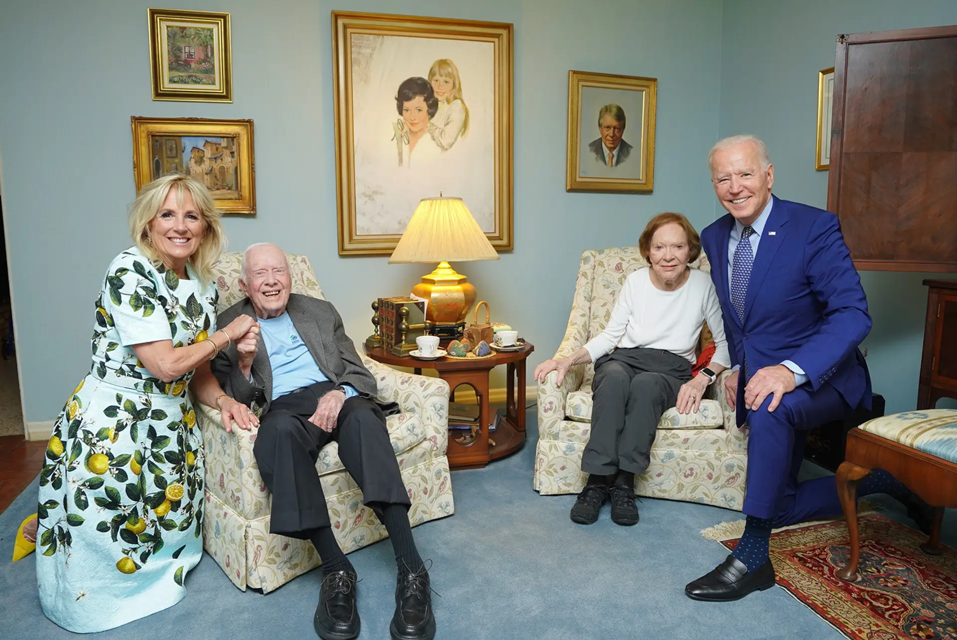 Jimmy e Rosalynn Carter (ao centro na imagem) receberam a visita do casal presidencial, Jill e Joe Biden, em 2021