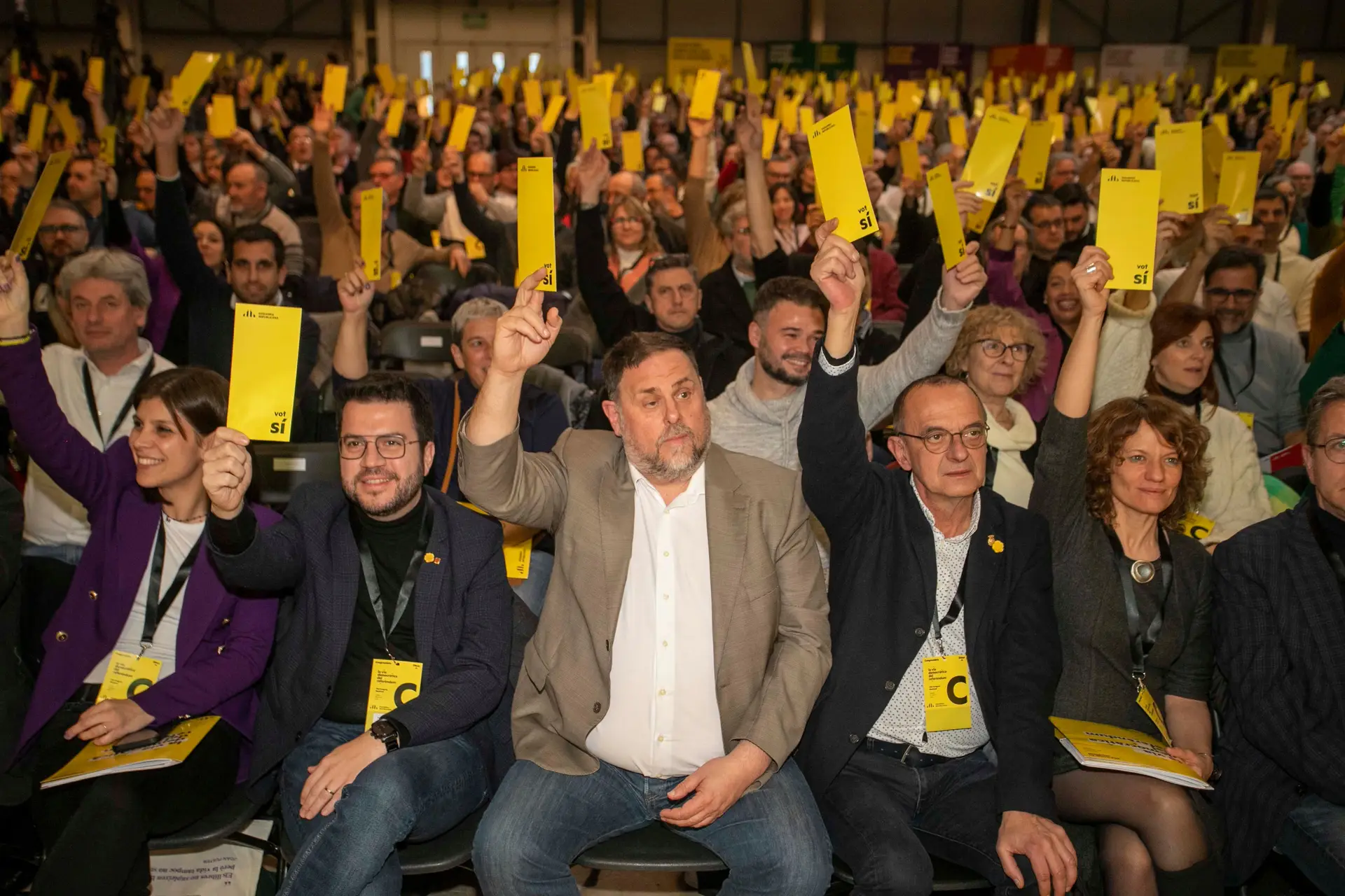 Oriol Junqueras (ao centro) vota numa convenção da Esquerda Republicana da Catalunha. Ao seu lado, da esquerda para a direita: a porta-voz do partido, Marta Vilalta; o presidente do governo regional, Pere Aragonès, e o alcaide de Lérida, Miquel Pueyo, entre outros dirigentes da formação independentista