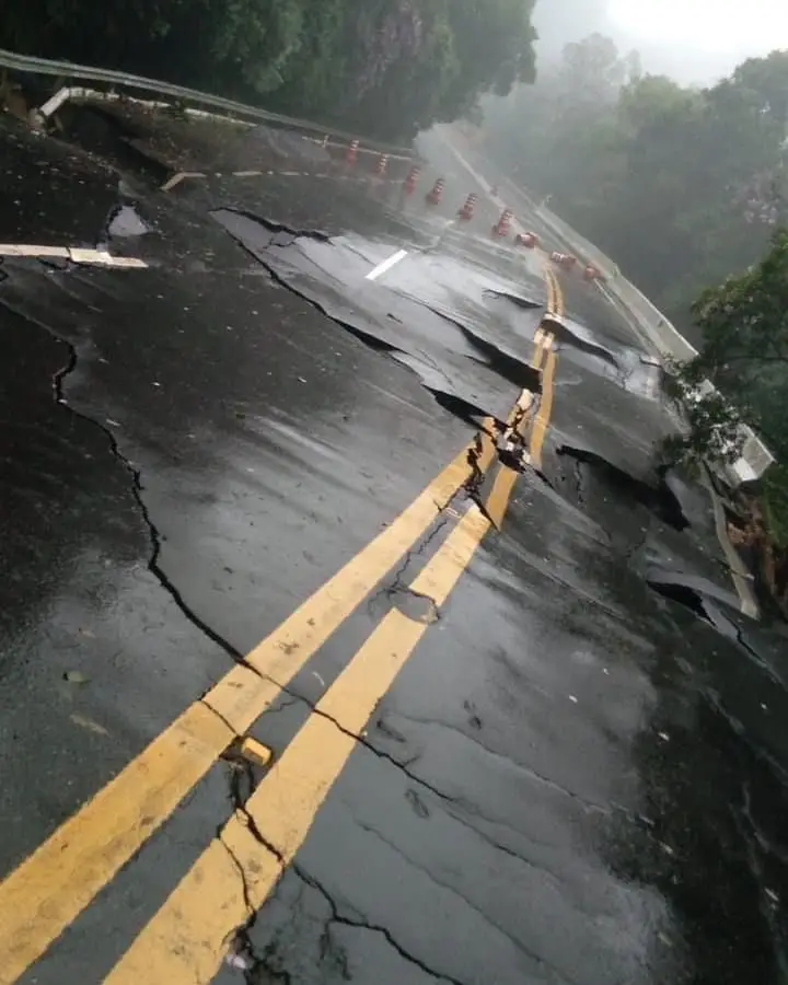Rodovia Mogi-Bertioga foi interditada depois da chuva intensa ter danificado o asfalto