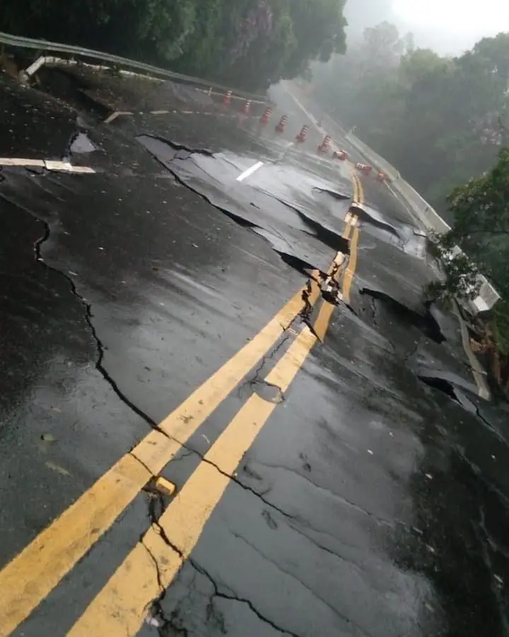 Rodovia Mogi-Bertioga foi interditada depois da chuva intensa ter danificado o asfalto