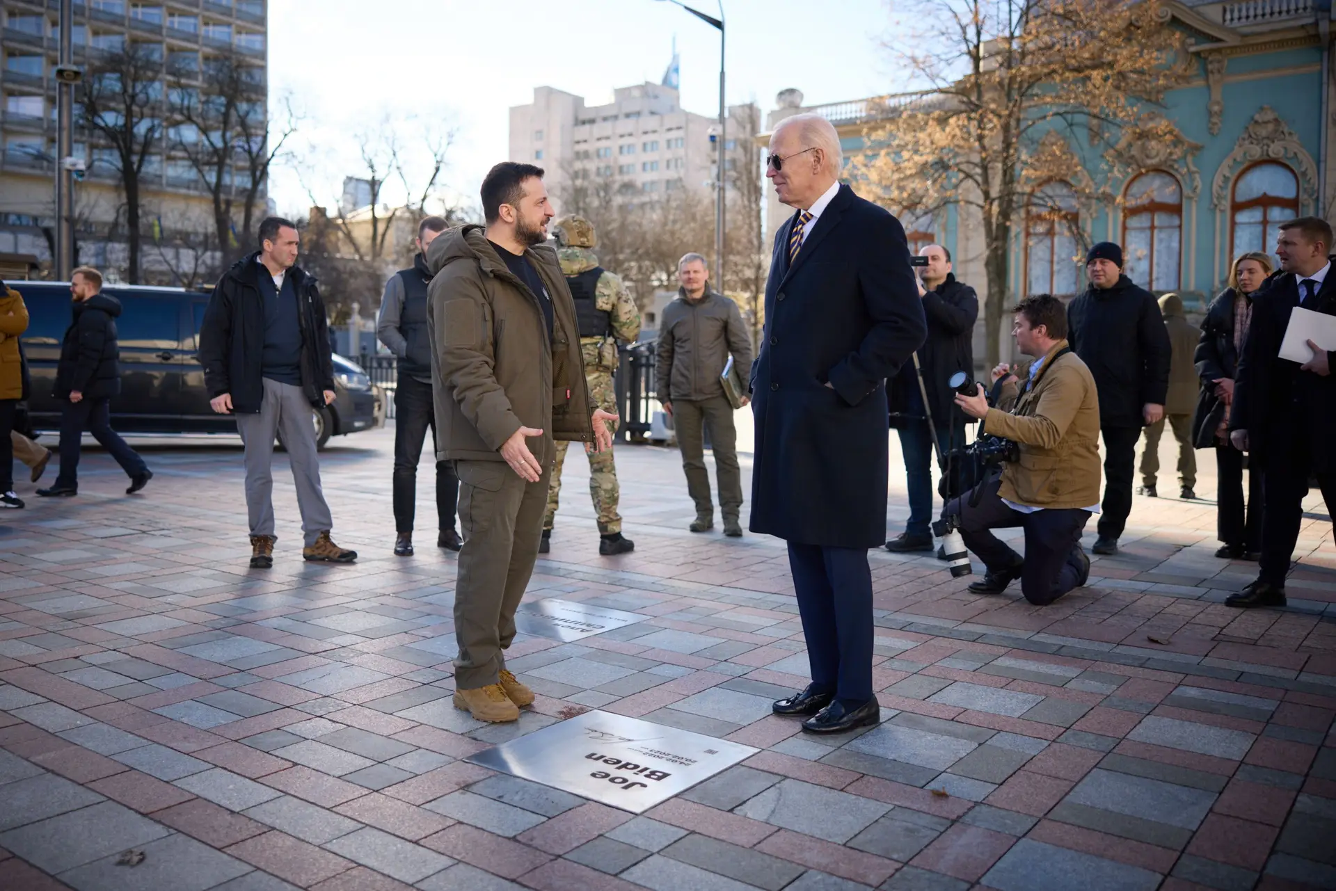Biden anuncia em Kiev novo pacote de apoio militar à Ucrânia. "Estamos mais próximo da vitória",  diz Zelensky