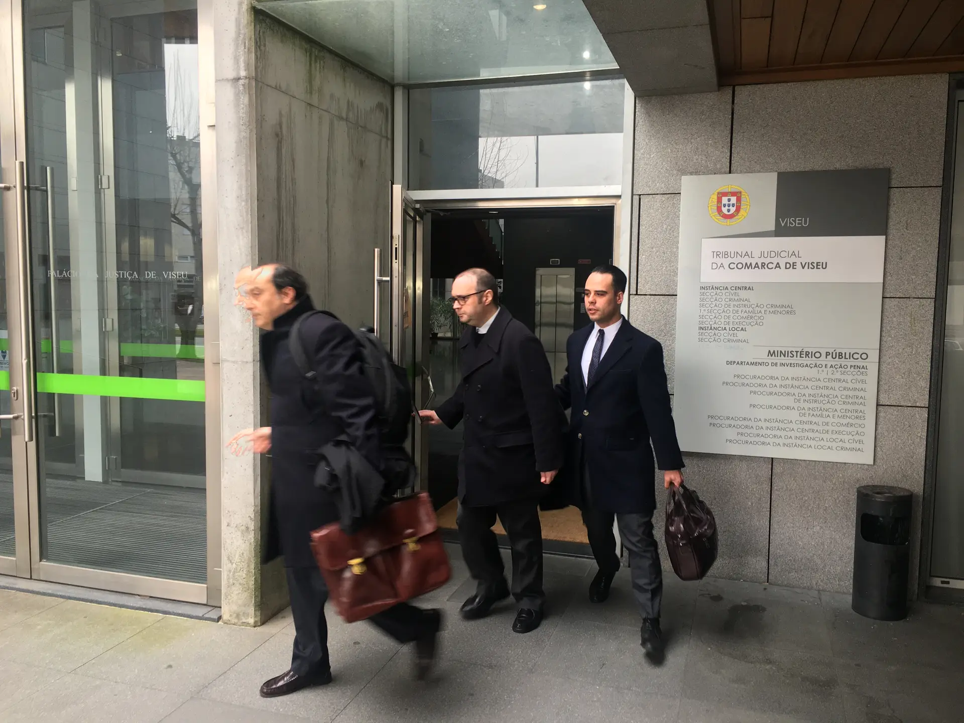 Julgamento do padre suspeito foi adiado: Luís Miguel da Costa esteve 30 minutos dentro do tribunal, vai continuar a apresentar-se à GNR