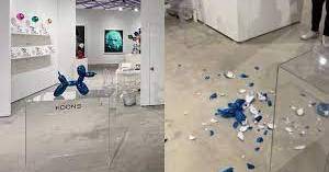 Escultura de Jeff Koons partida acidentalmente por visitante em feira de arte em Miami. Colecionadores ofereceram-se para comprar os 'cacos'